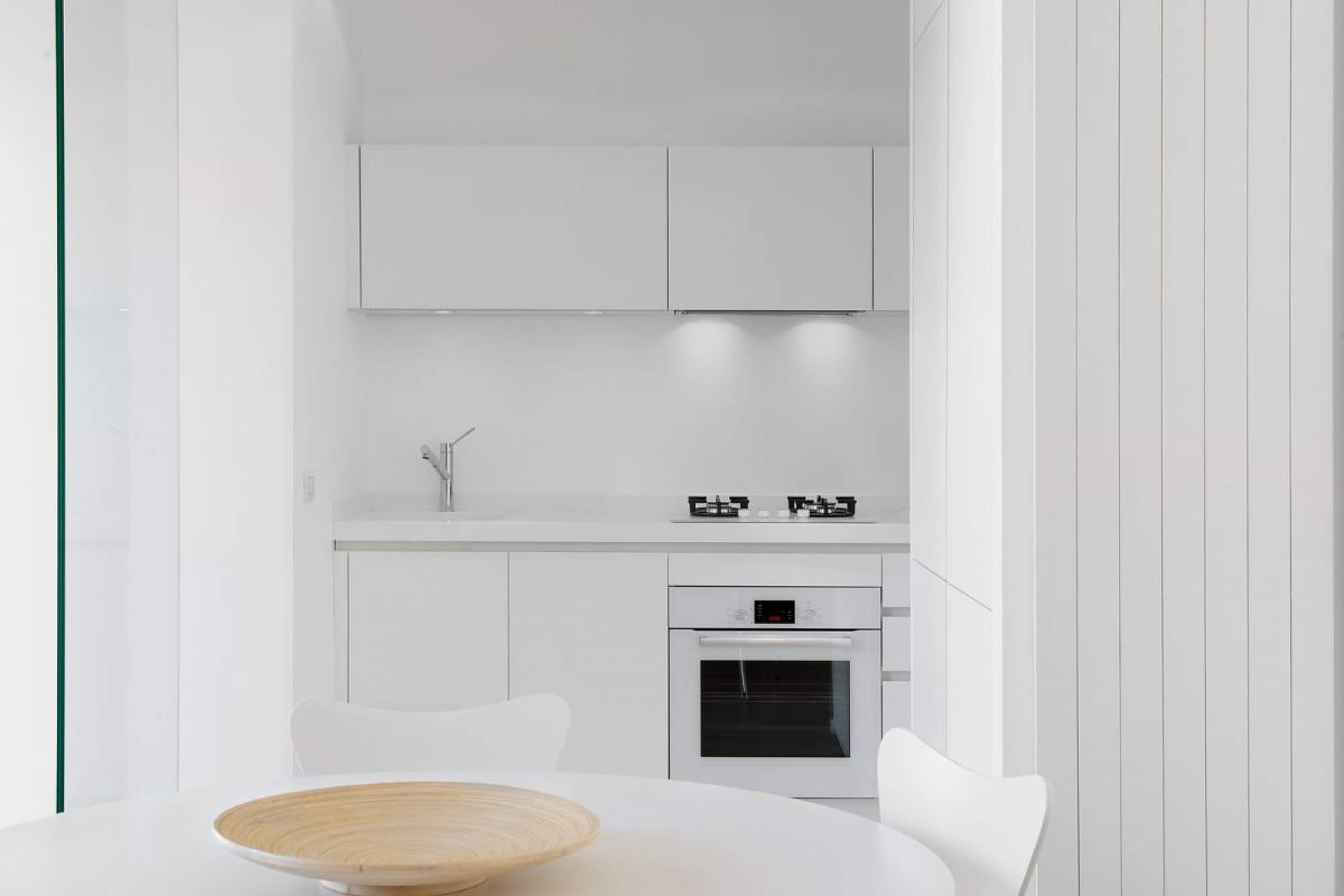 ¿Cocinas blancas o de color? Pros y contras