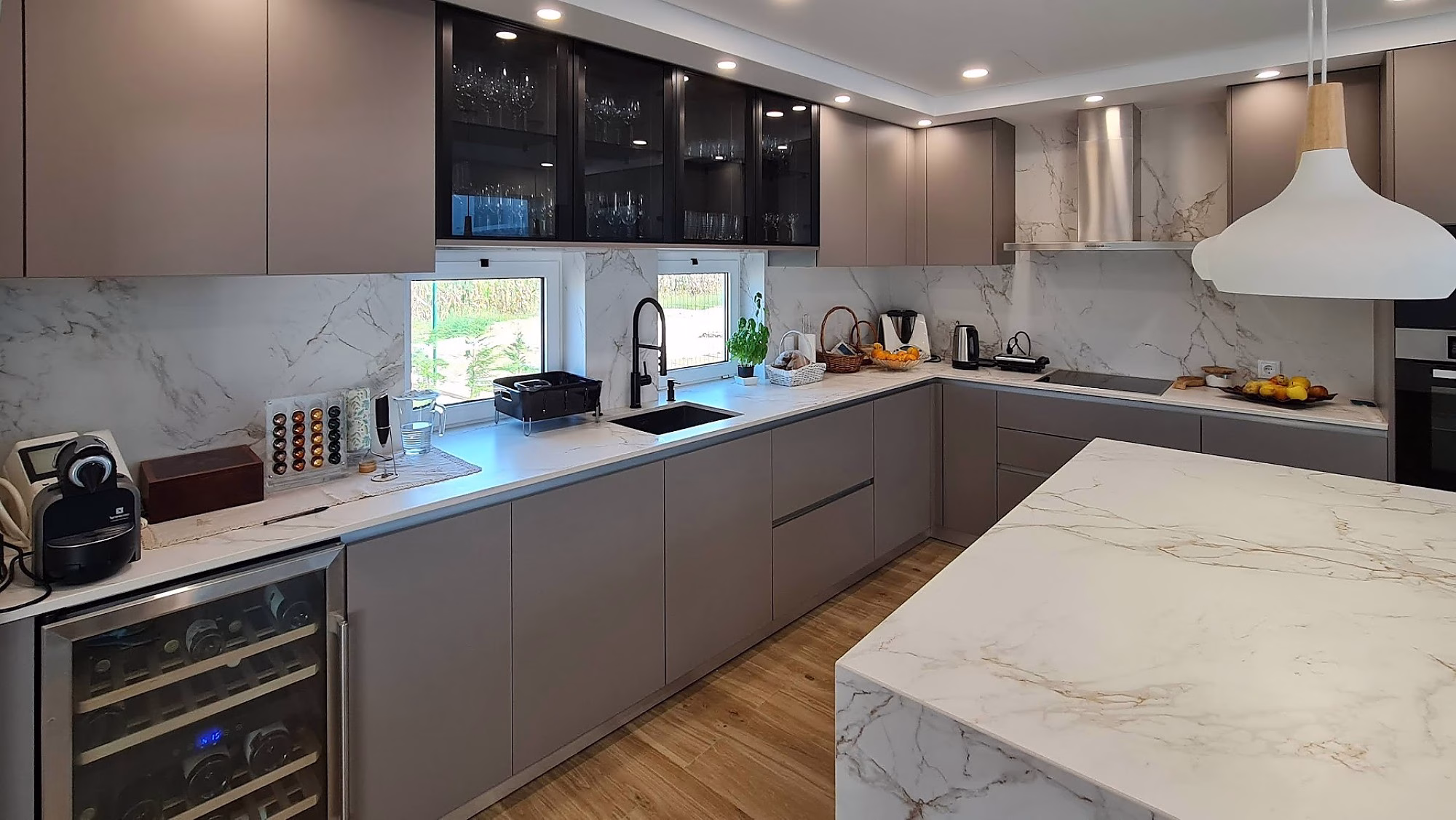 250617_i9cozinhas_-_berlin_moka-_vitrinas_bold_y_encimera_dekton_entzo_4.-pim2-2000_q