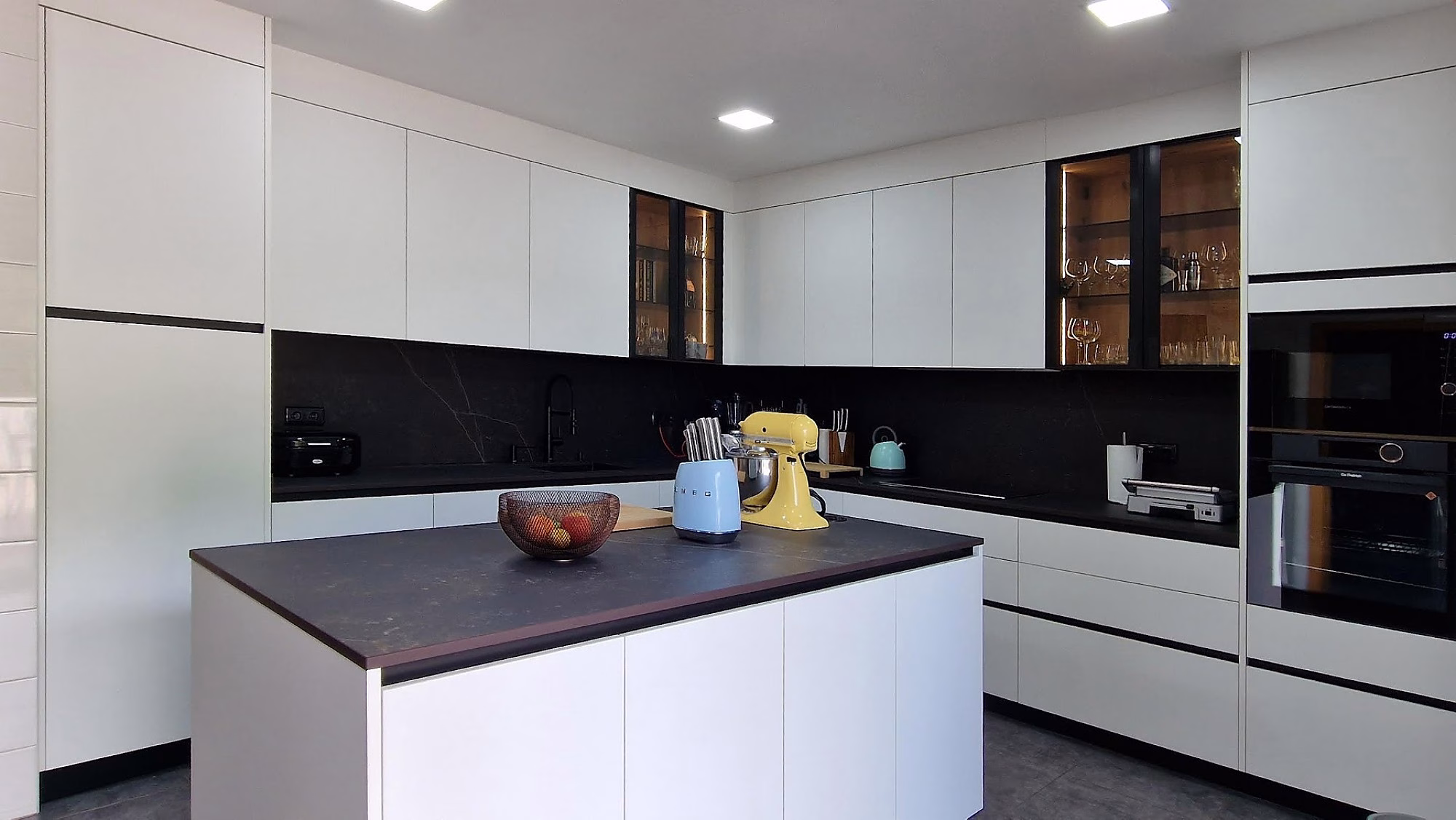 250617_i9cozinhas_-_fenix_blanco_roto-_vitrinas_bold_y_encimera_dekton_kelya_2.-pim2-2000_q