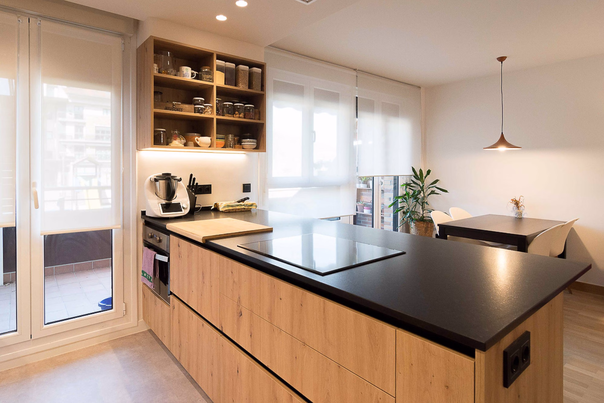 apal_-_cocina_madera_encimera_negra_amazonas_8.-pim2-2000_q