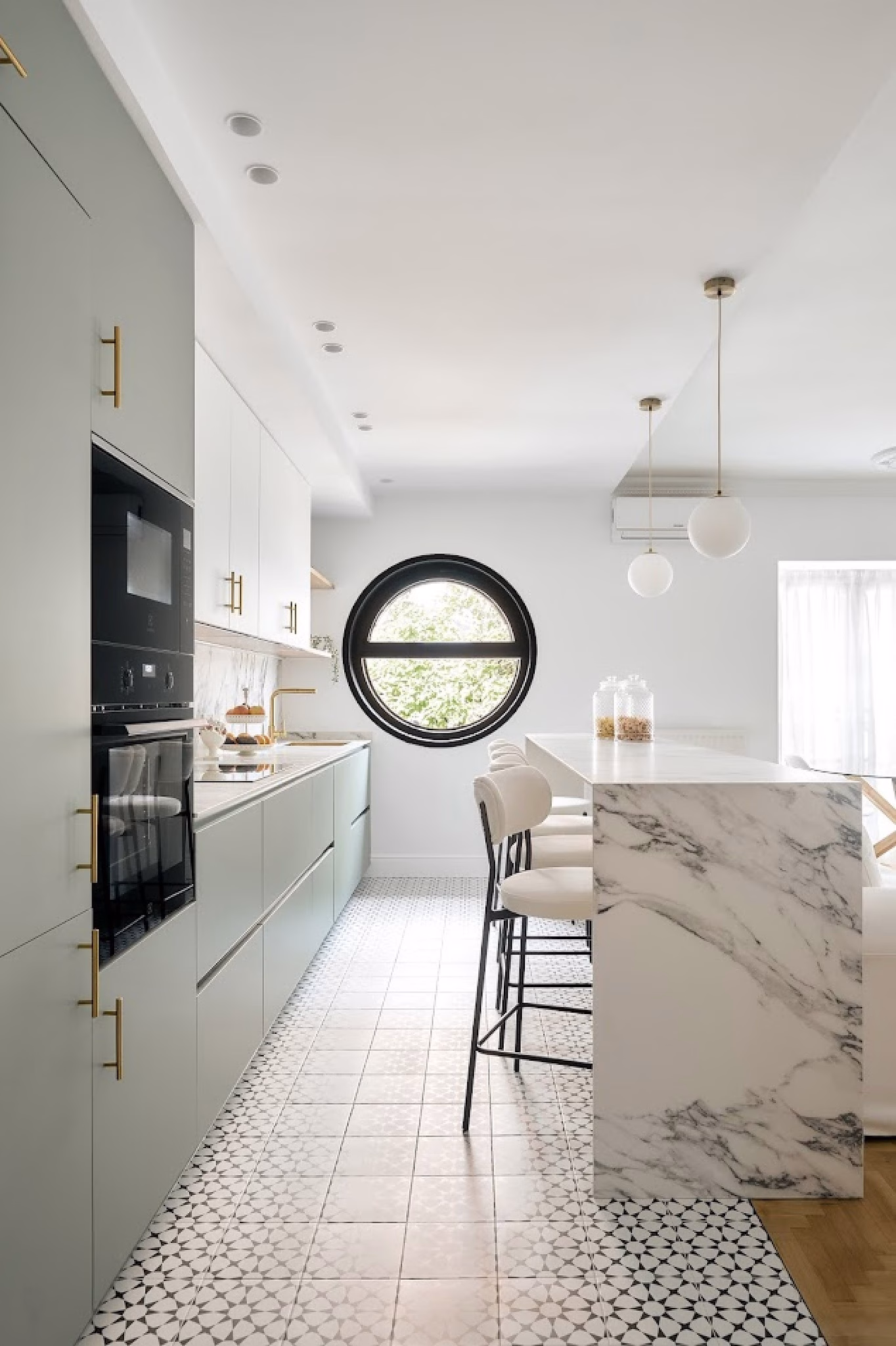 apunto_reformas_-_cocina_con_isla_blanca_y_verde_1.-pim2-2000_q