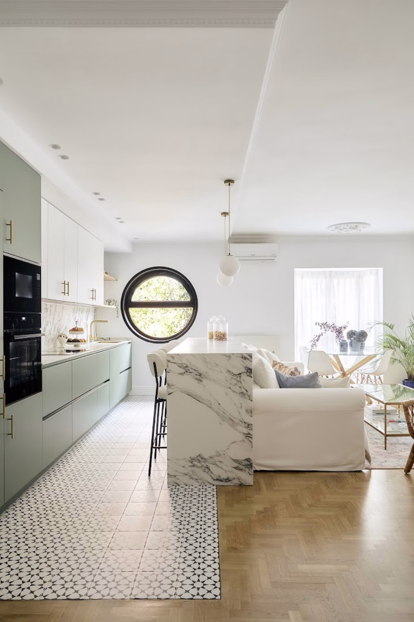 apunto_reformas_-_cocina_con_isla_blanca_y_verde_2.-pim2-2000_q