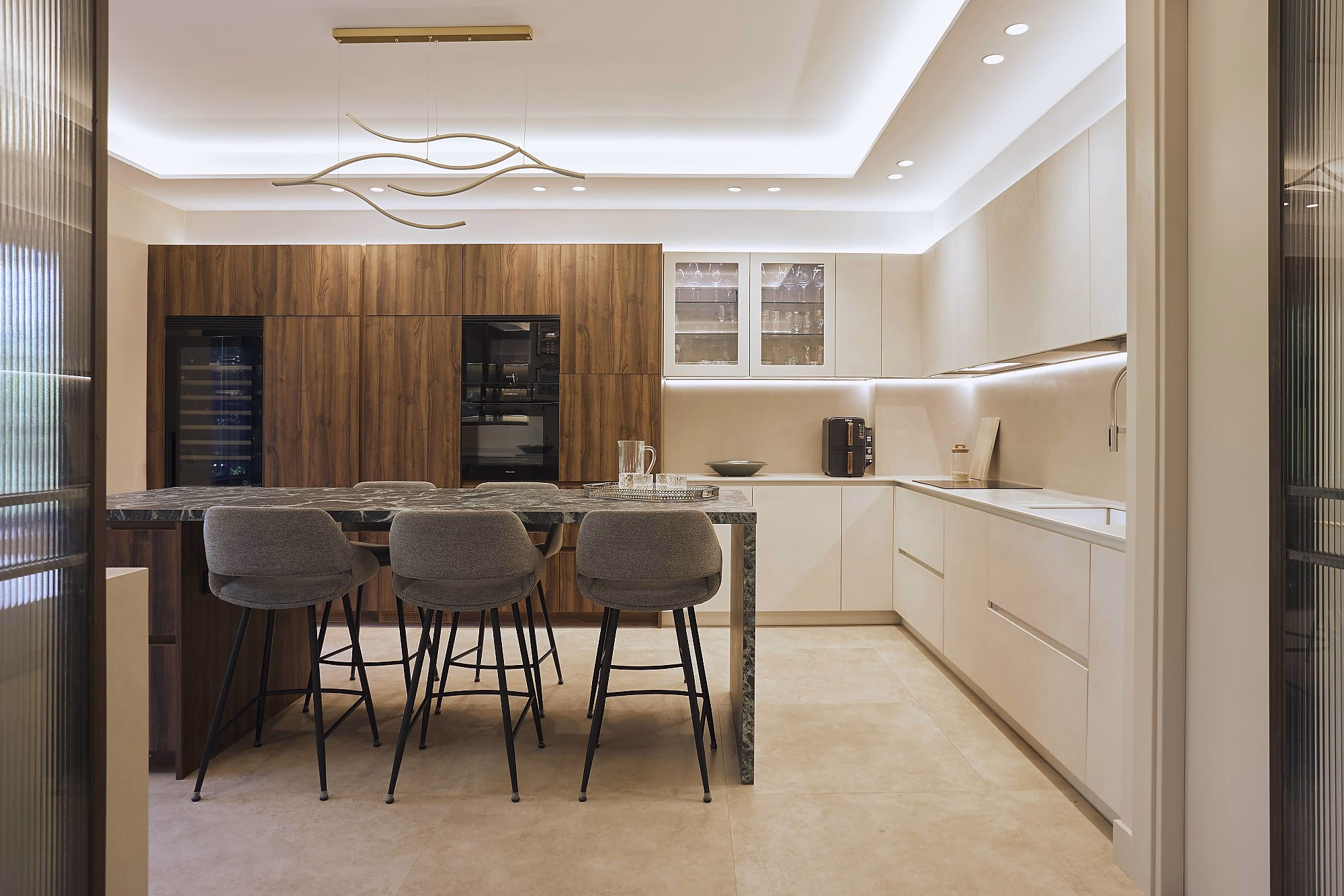 apunto_reformas_-cocina_neutra_y_madera_4.-pim2-2000_q