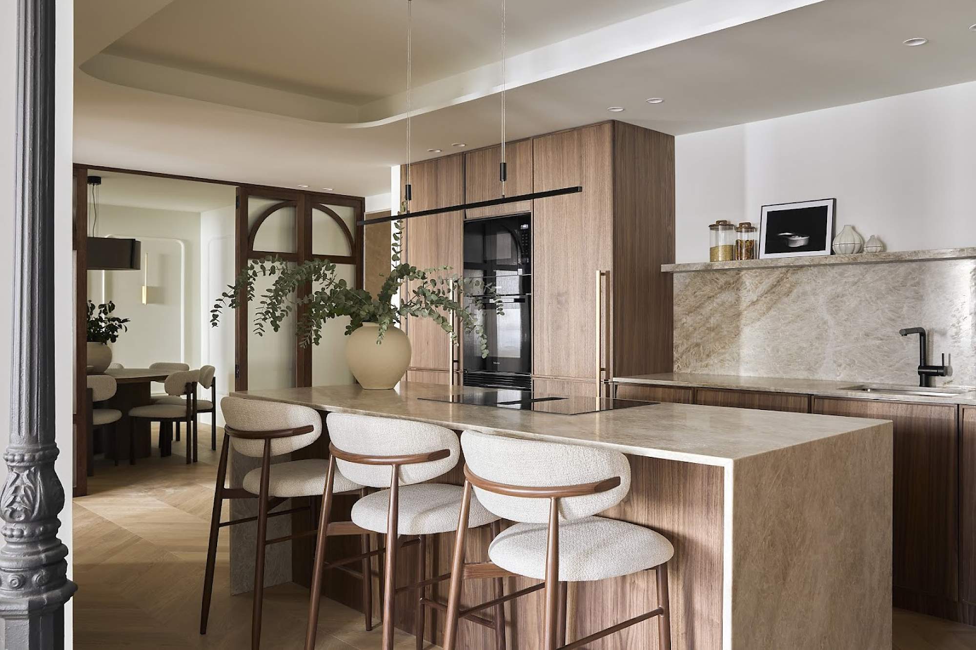 ¿Cómo limpiar los muebles de madera de la cocina sin dañarlos?