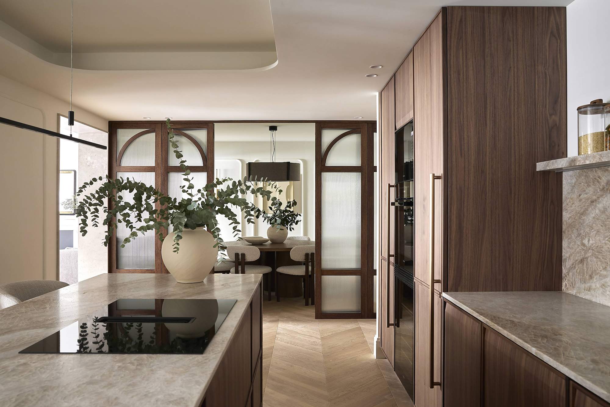 Madera oscura en la cocina: tres proyectos de nuestros distribuidores