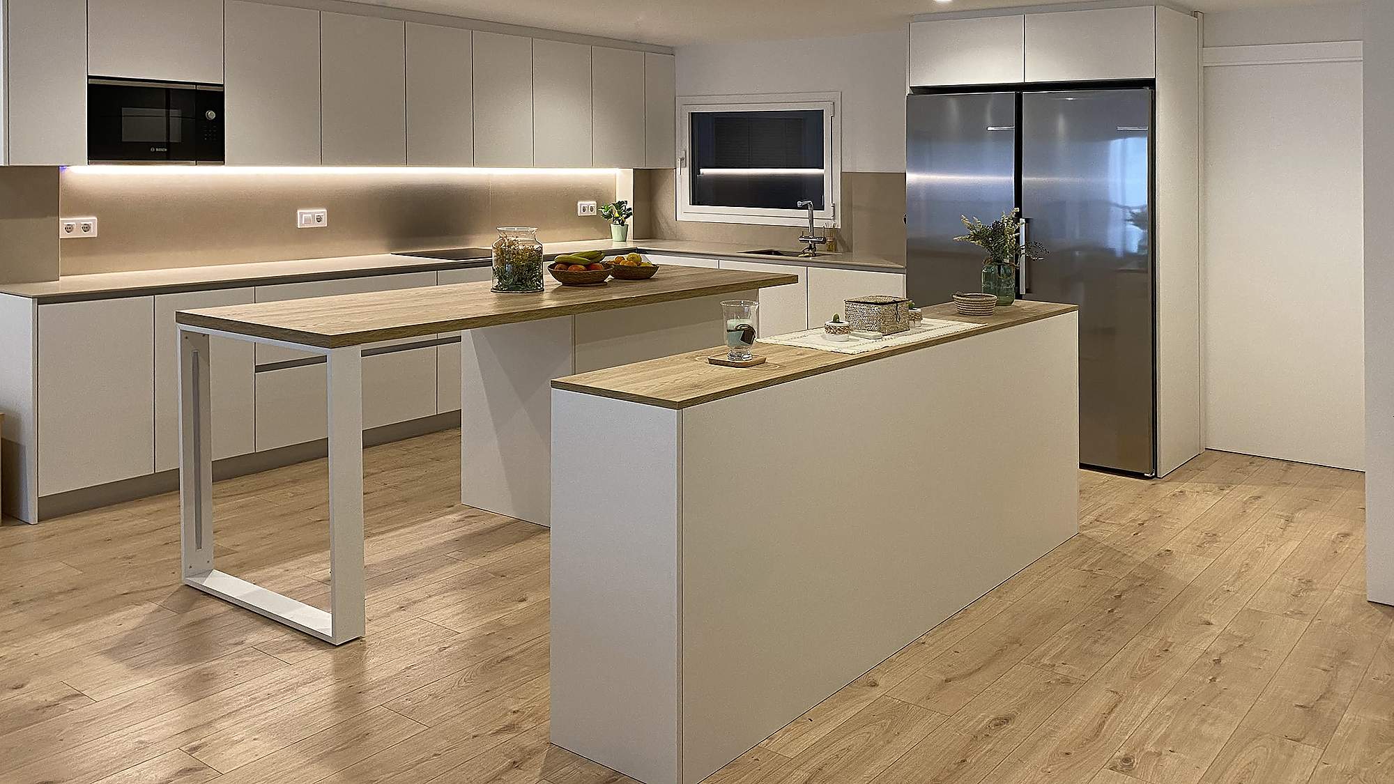 Ideas para triunfar con una cocina blanca y de madera