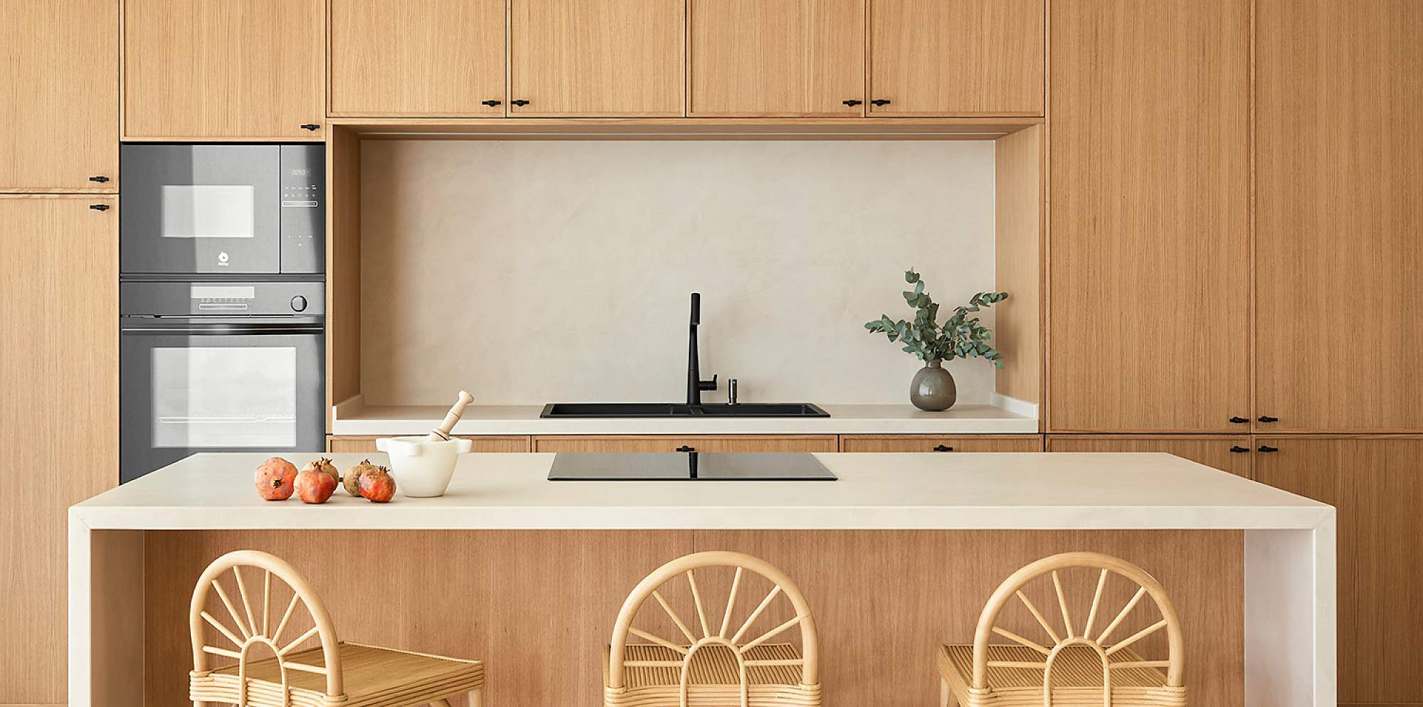 Cocina color madera con isla acabado madera