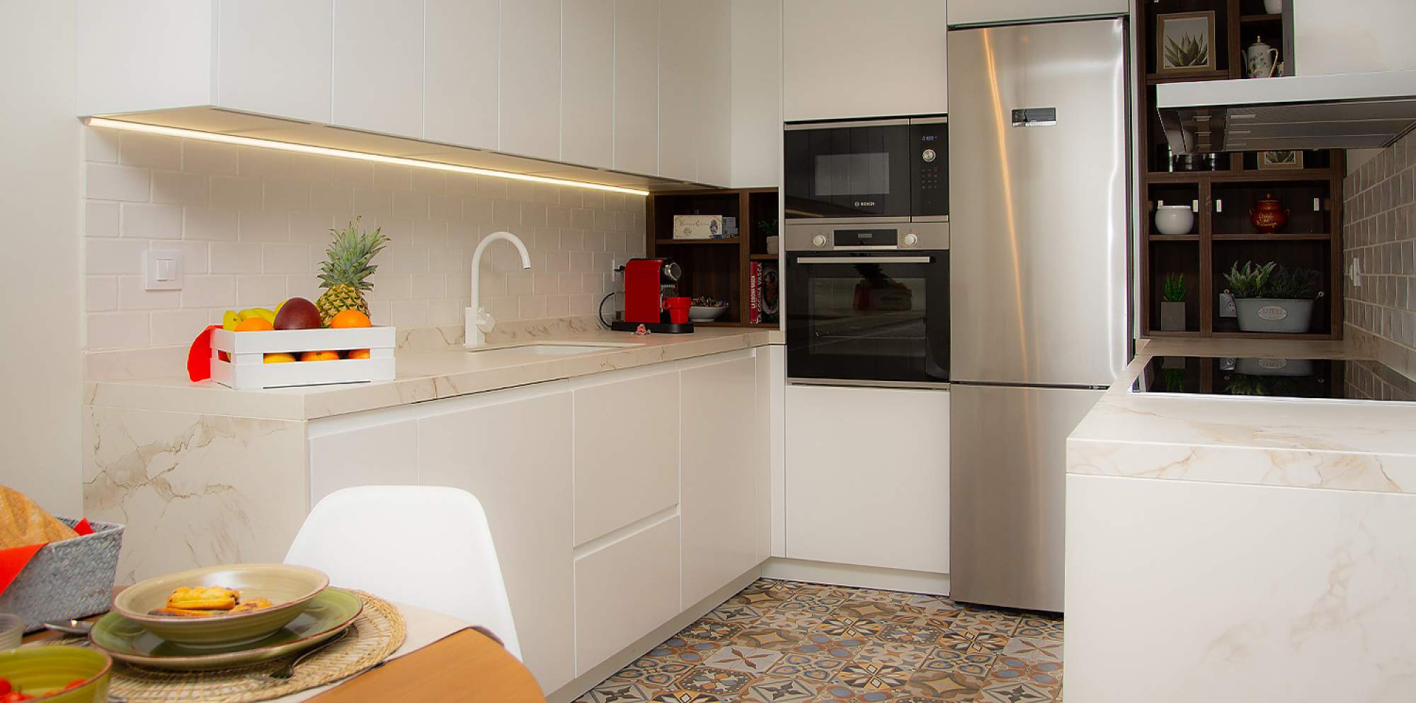 Cocina blanca en L acabado laminado