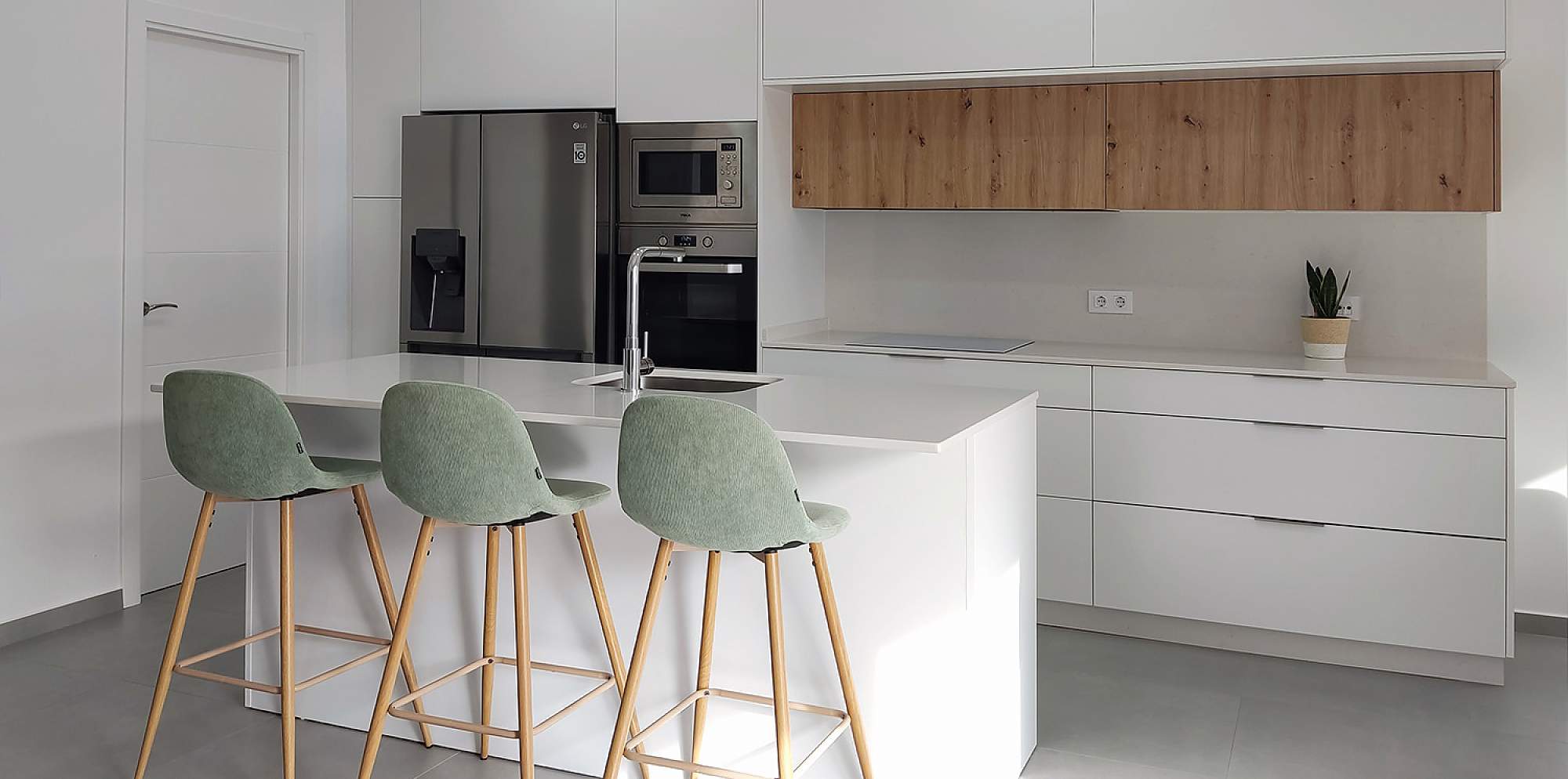 Cocina blanca y madera con isla acabado laminado