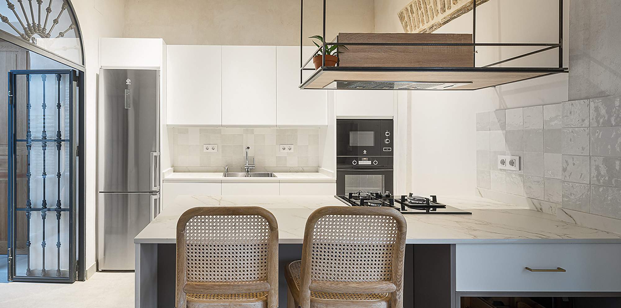 Cocina blanca con península acabado laminado