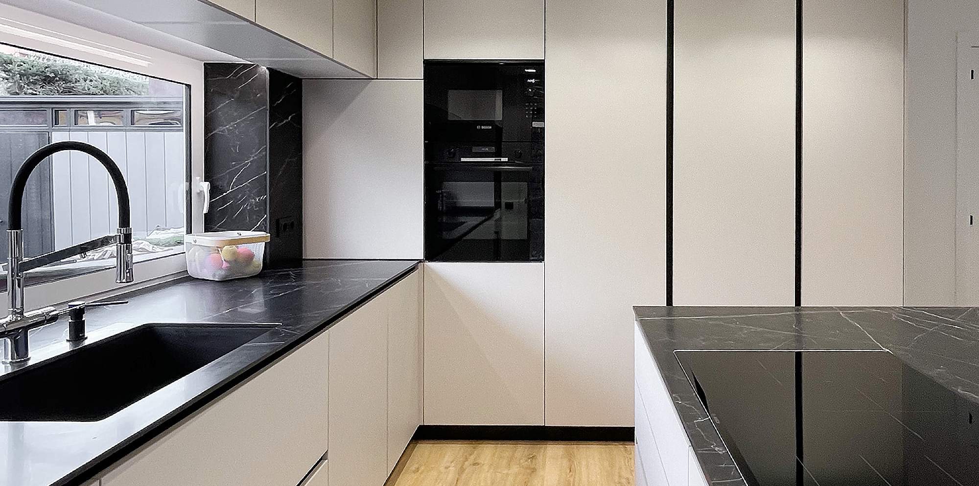 Cocina gris con isla acabado laminado