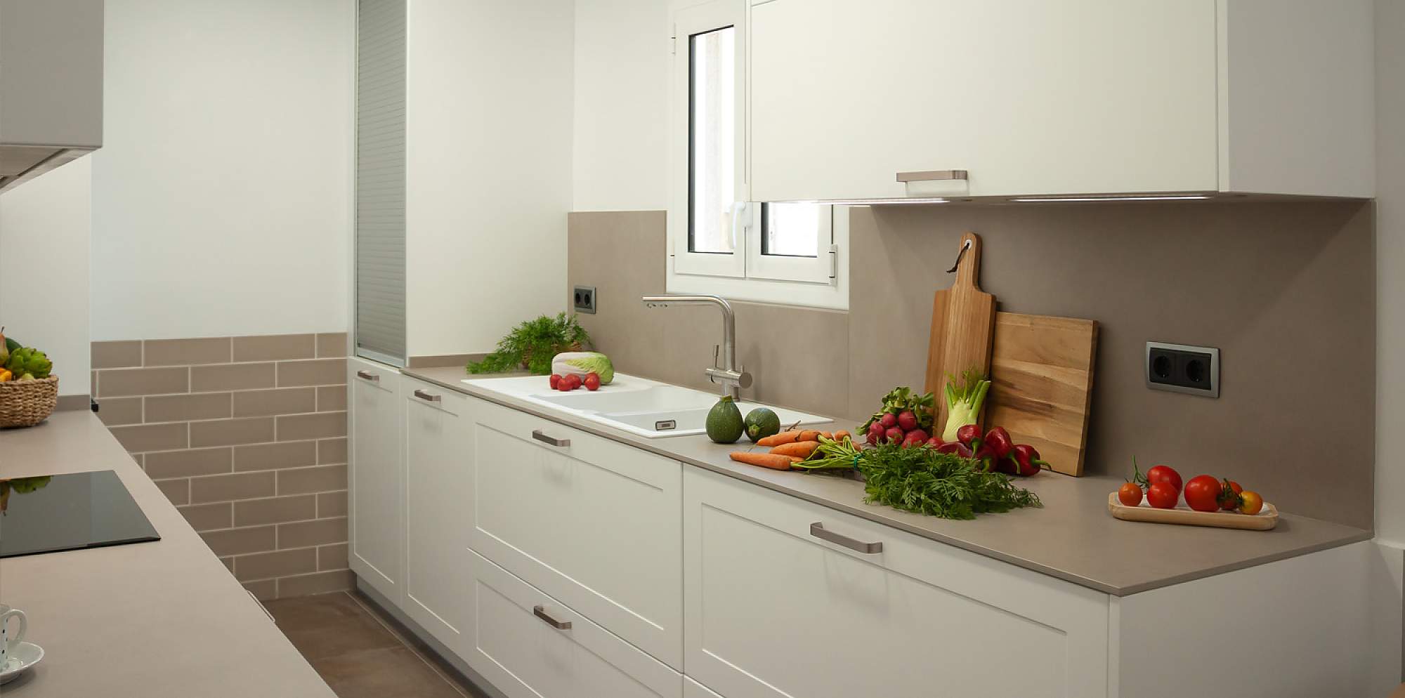 Cocina blanca en paralelo acabado lacado