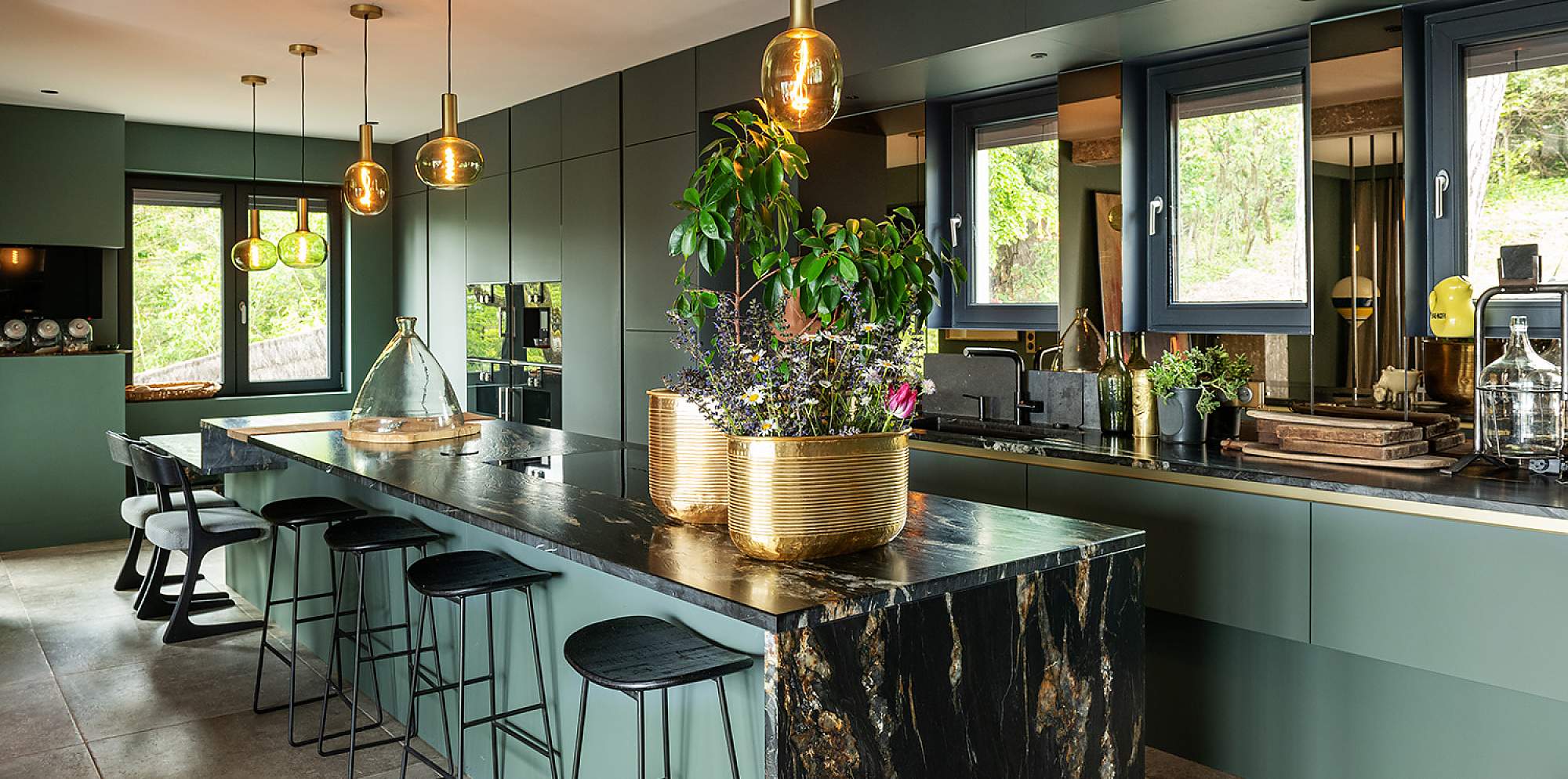 Cocina verde con isla acabado laminado