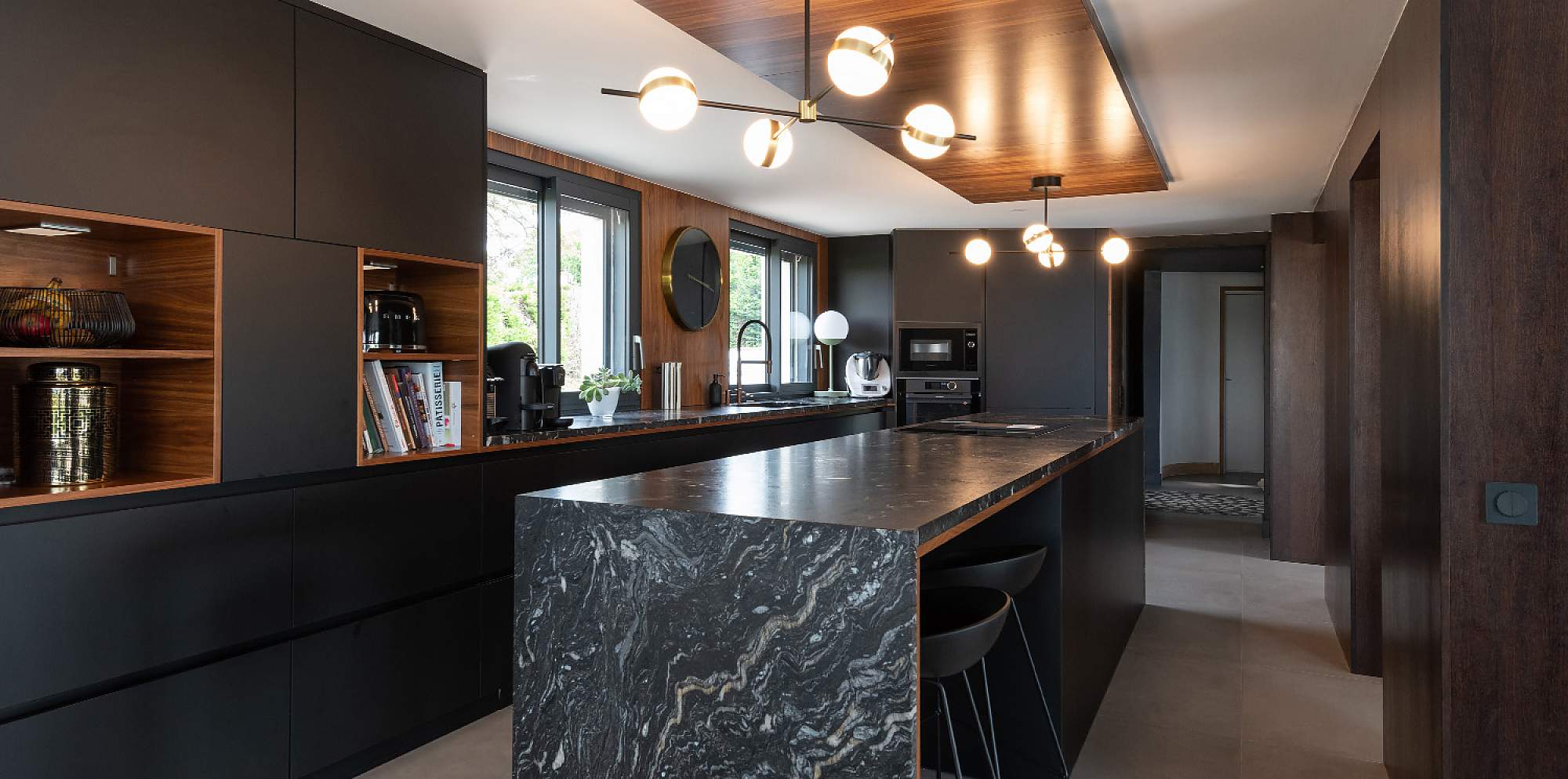 Cocina negra y madera con isla acabado laminado y madera