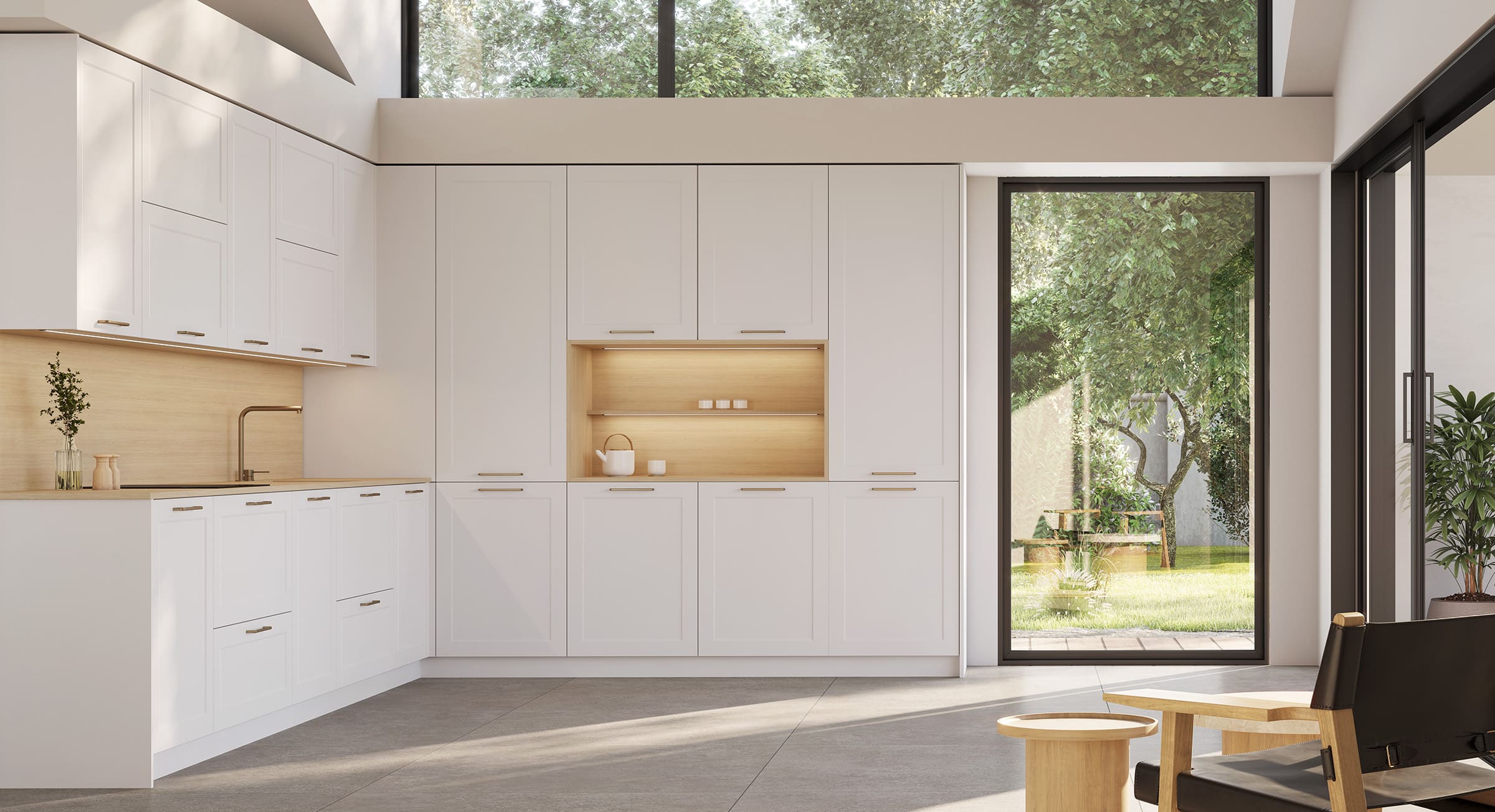 Cocina luminosa en L con frentes blancos y módulo central en madera clara a modo de vitrina.