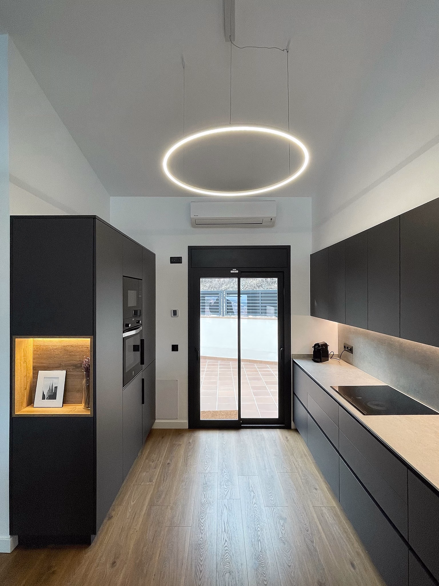 canovas-sistema-cuina-barcelona---cocina-negra-encimera-cemento-con-peninsula-abierta-al-salon-_6.-pim2-2000_q