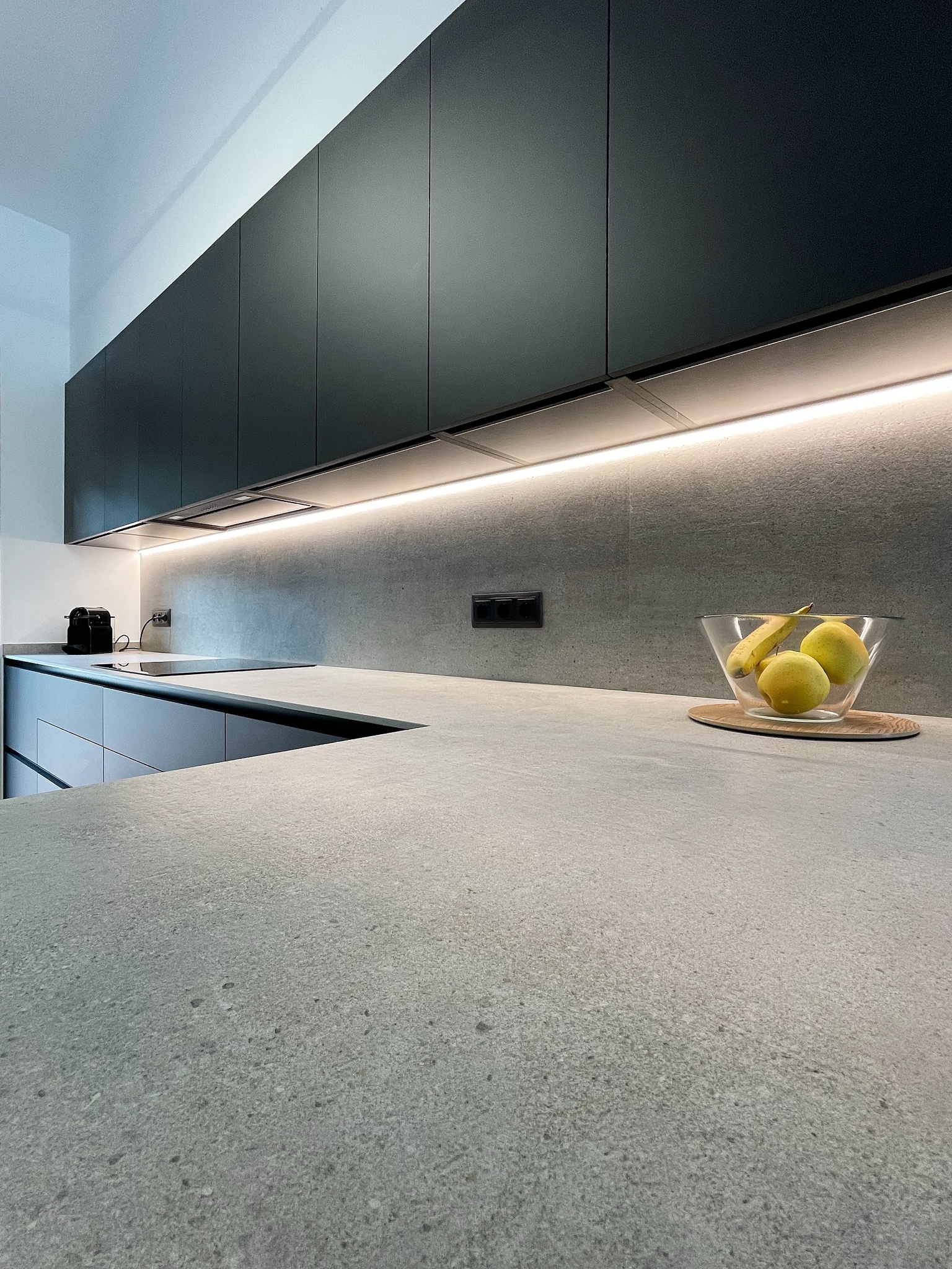 canovas_sistema_cuina_barcelona_-_cocina_negra_encimera_cemento_con_peninsula_abierta_al_salon_10.-pim2-2000_q