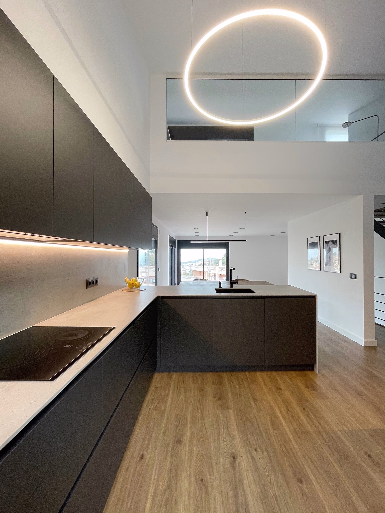 canovas_sistema_cuina_barcelona_-_cocina_negra_encimera_cemento_con_peninsula_abierta_al_salon_2.-pim2-2000_q