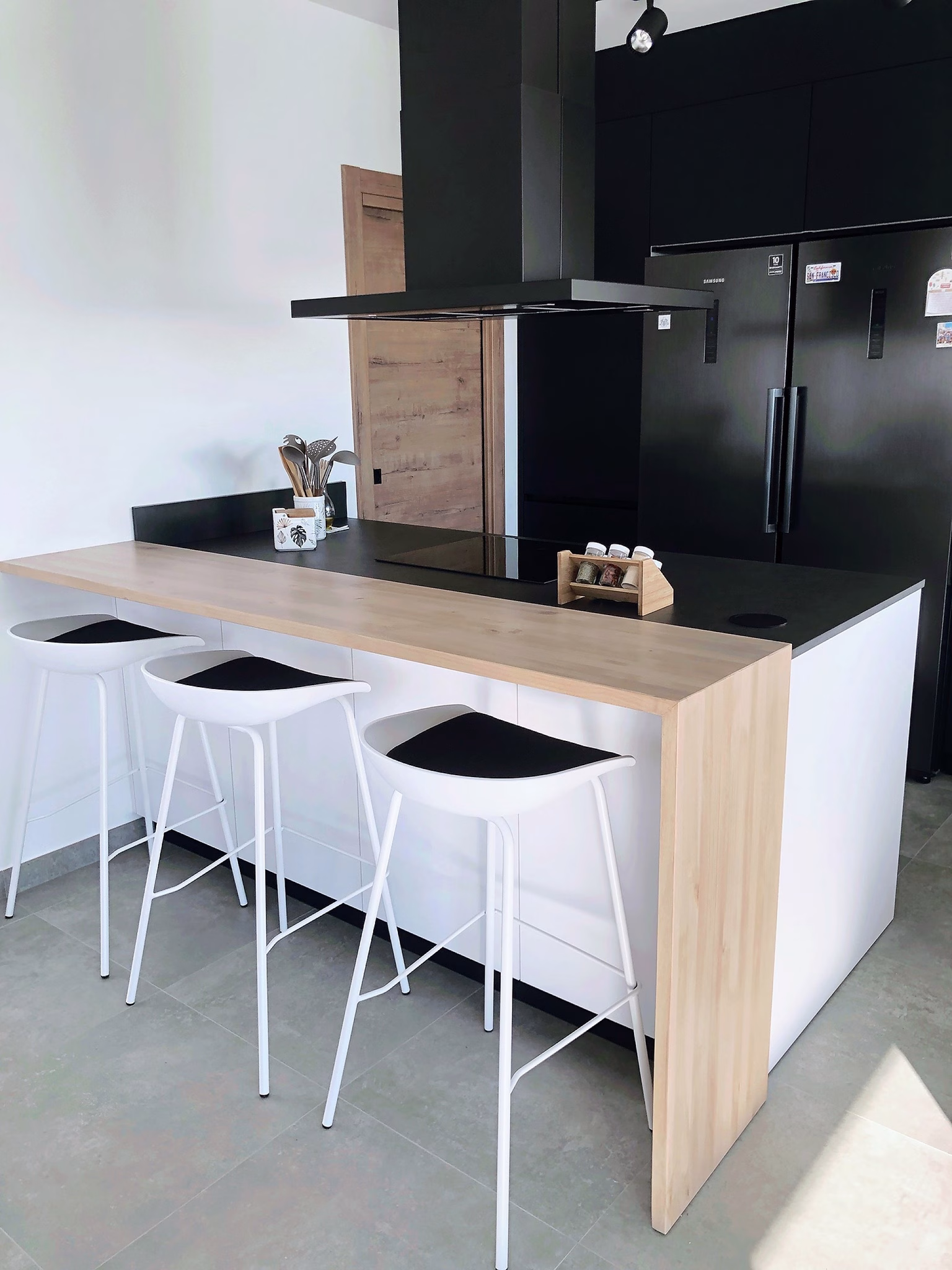 cocina_blanca_negra_y_madera_torama_cristina_penalver_una_casa_en_tiempos_de_reforma_7.-pim2-2000_q