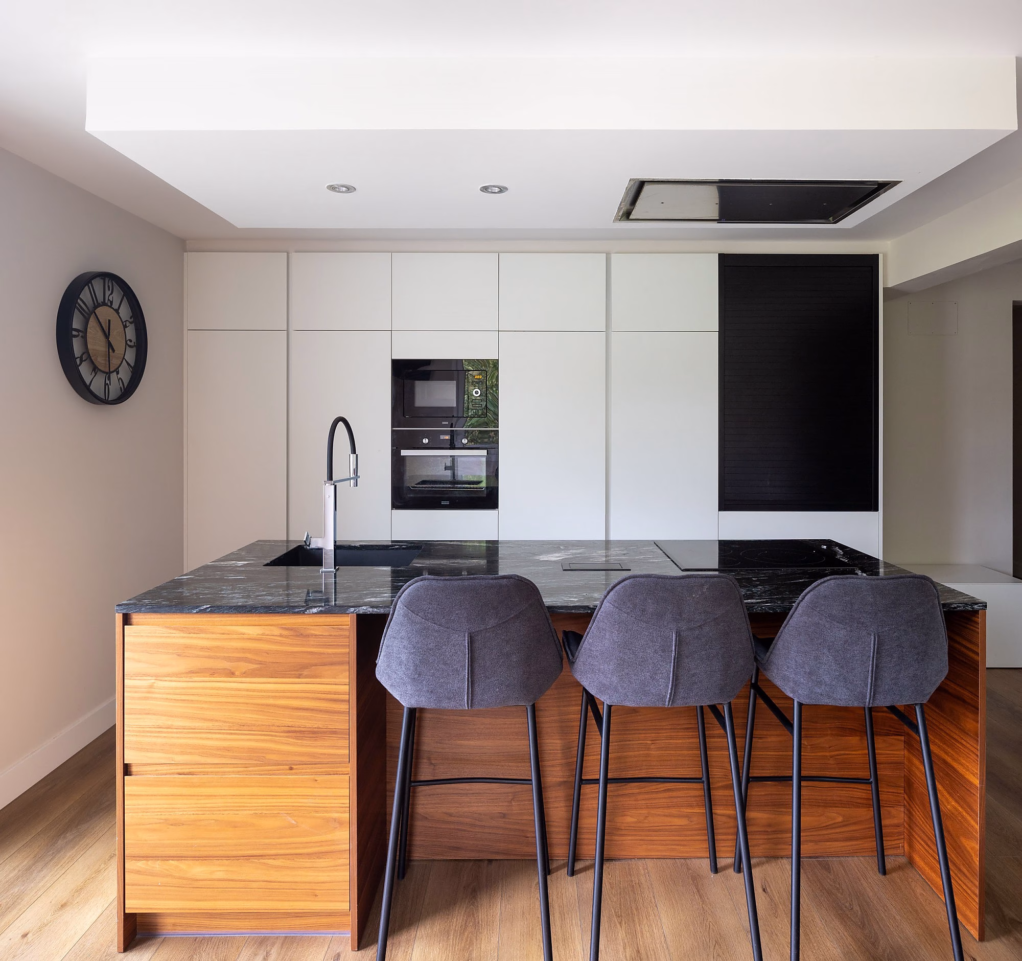 cocinas_blancas_y_madera_que_nunca_pasaran_de_moda_kitchen_sukaldeak_-_cocina_blanca-_madera_y_negra_2.-pim2-2000_q