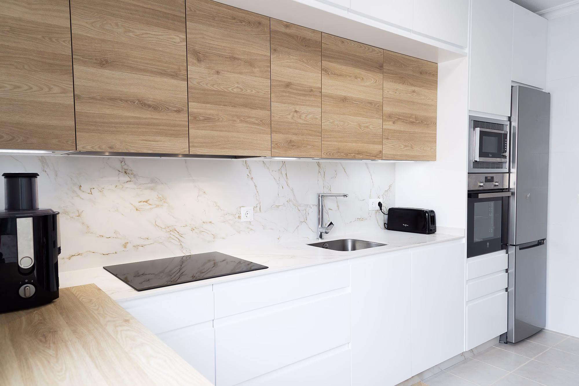 cocinas_blancas_y_madera_que_nunca_pasaran_de_moda_nivel_2_muebles_-_cocina_blanca_y_madera_calpe_y_kobe_4.-pim2-2000_q