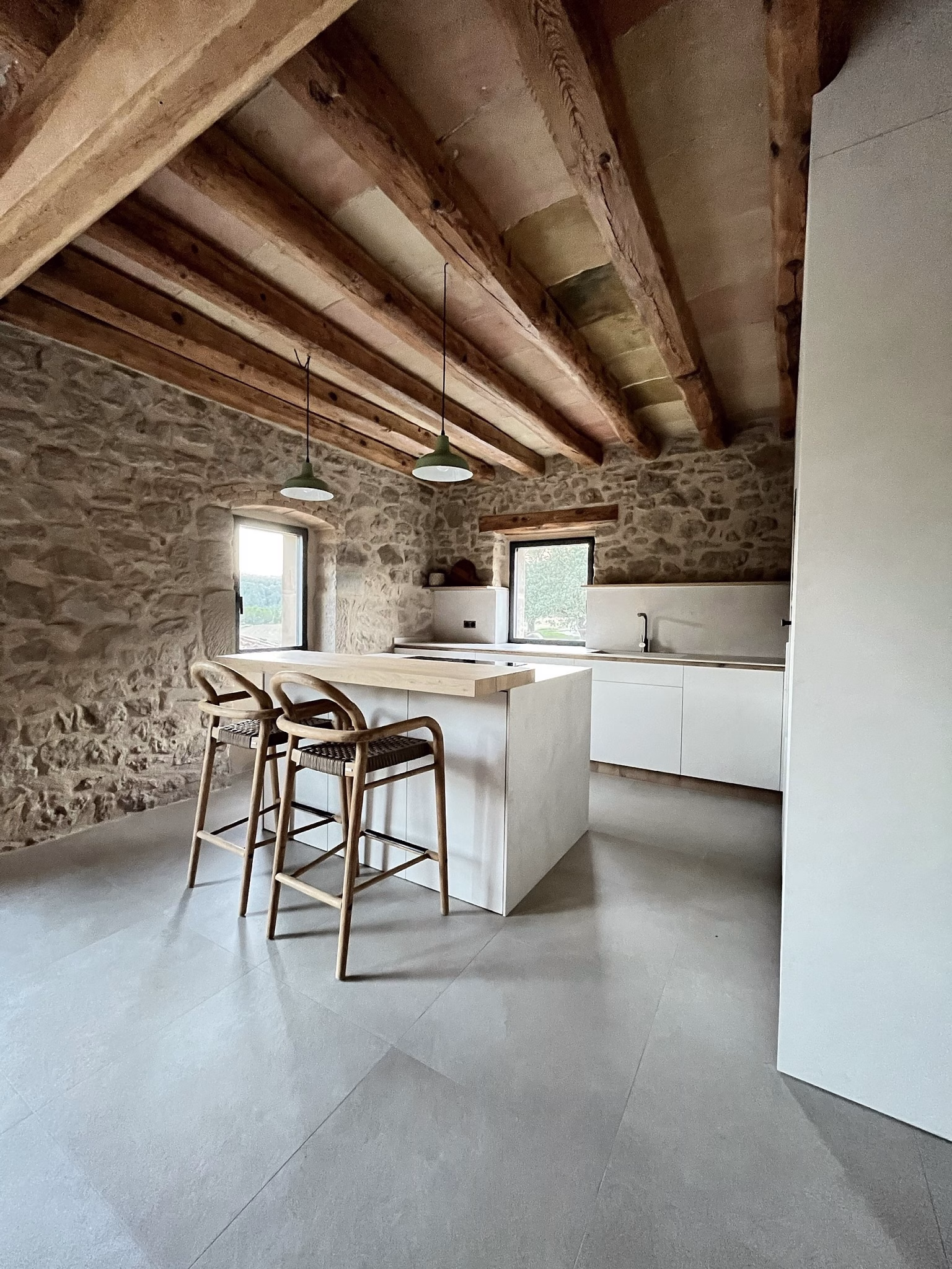 cocinas_blancas_y_madera_que_nunca_pasaran_de_moda_nm_cuines_-_cocina_blanca_en_espacio_rustico_15.-pim2-2000_q