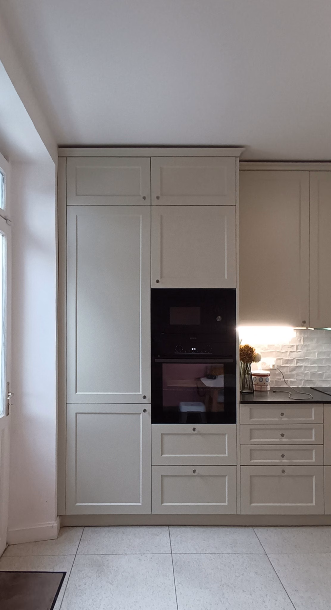 cuisine-etc---cocina-grisacea-con-encimera-negra-y-tiradores-transparentes-_1.-pim2-2000_q