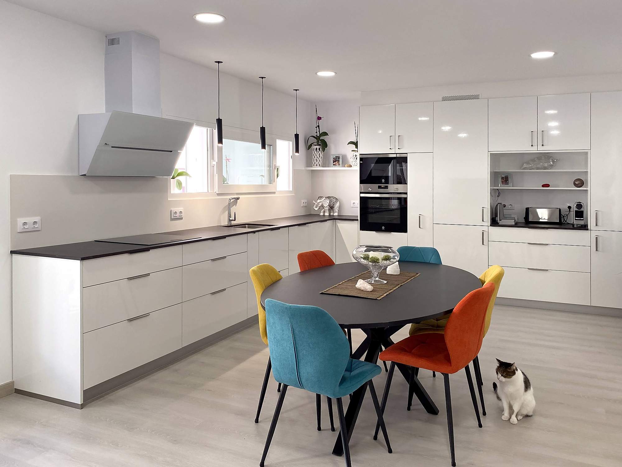 ¿Qué suelo poner en una cocina blanca?