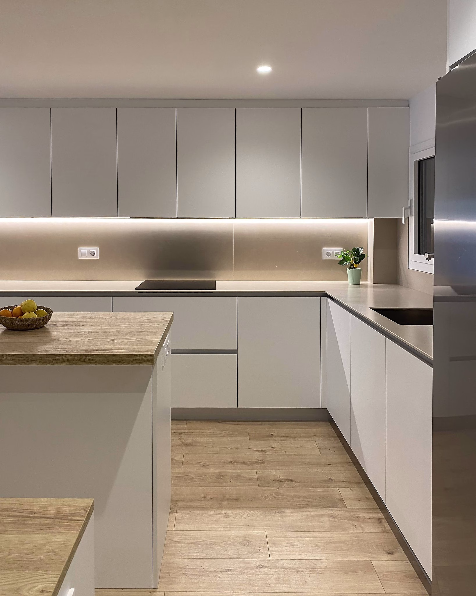 expocuina_girorna_-_berlin_blanco_y_madera_4_1.-pim2-2000_q