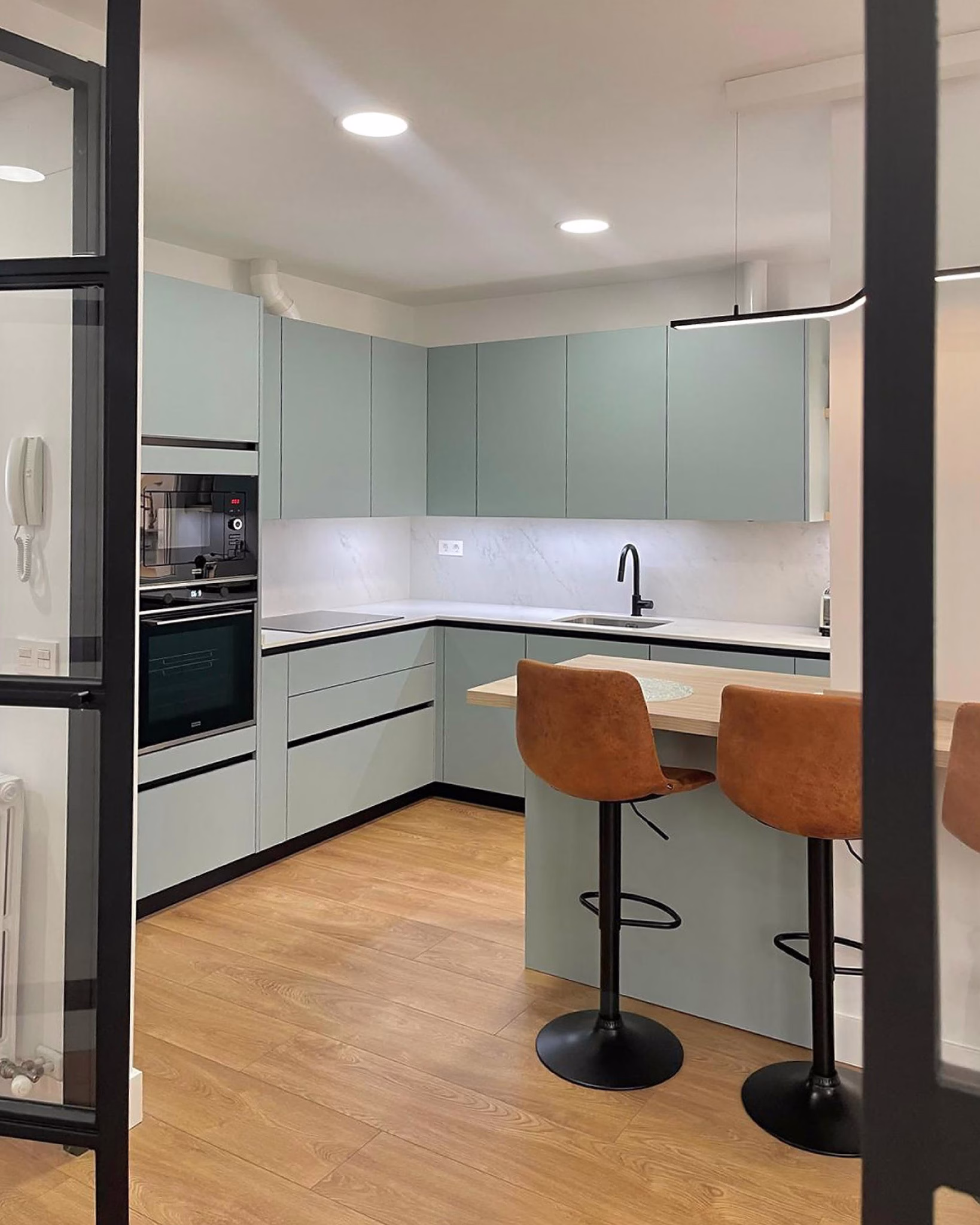 f_alba_-_cocina_verde_y_madera_vitoria_y_gola_negro_8.-pim2-2000_q