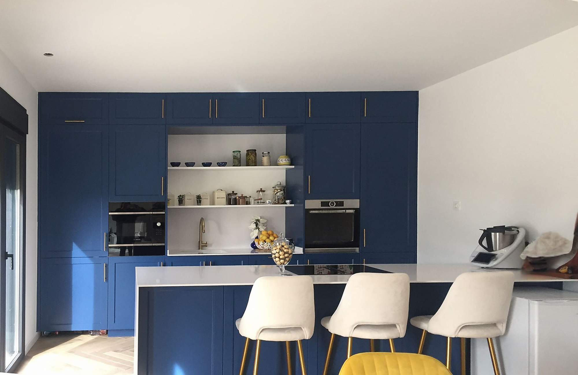 Móveis de cozinha com molduras: não tão clássicos