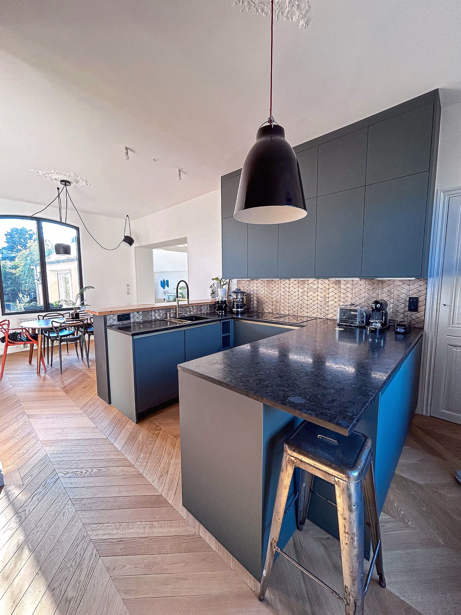 lg_agencement_-_cocina_gris_en_u_con_peninsula_y_barra_de_madera_8.-pim2-2000_q