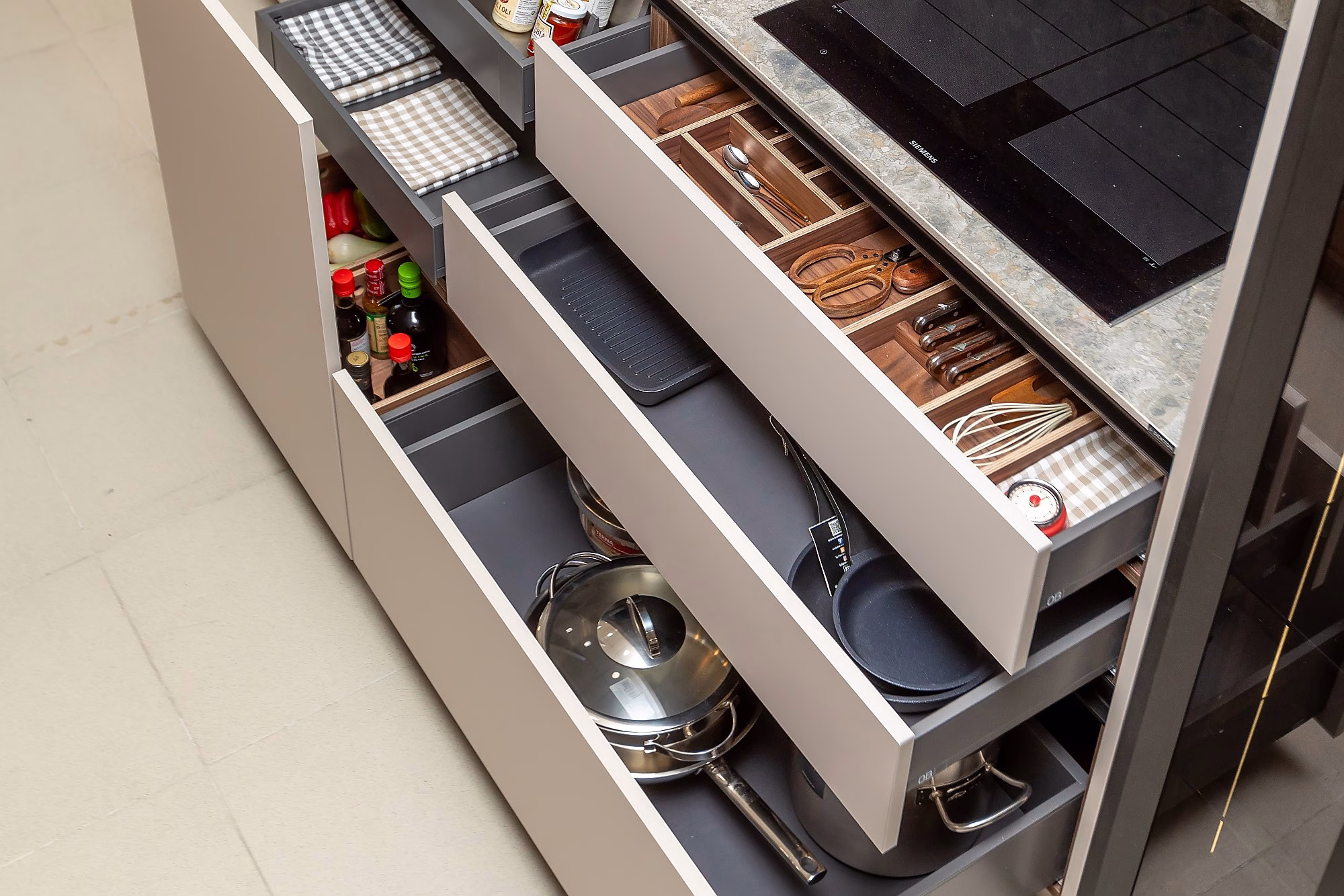 mobelrias_castroman_-_exposicion_berlin_crema-_montreal_y_valentina_12.-pim2-2000_q