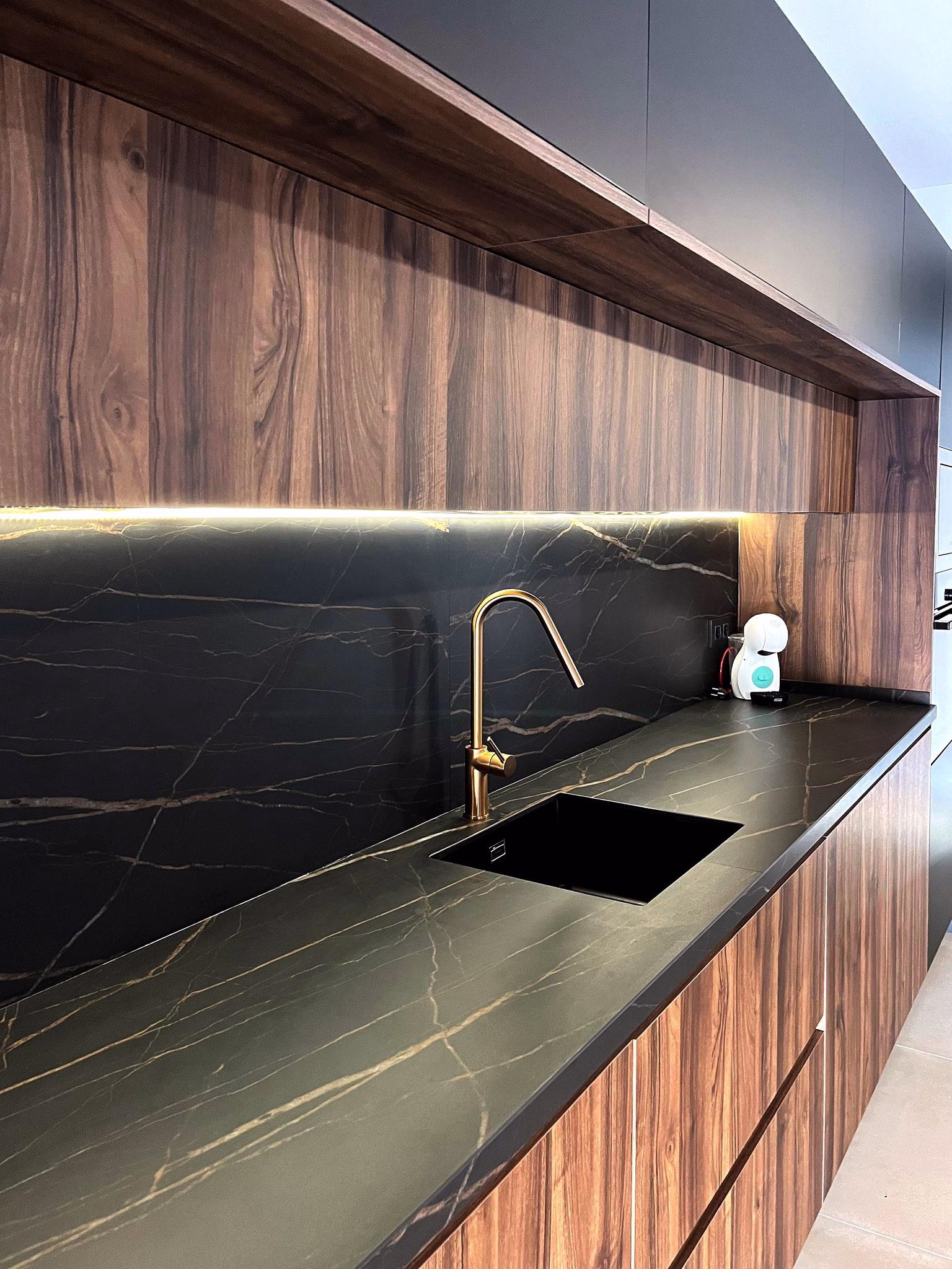 muebles_avenida_aceuchal_-_cocina_madera_y_negra_5.-pim2-2000_q