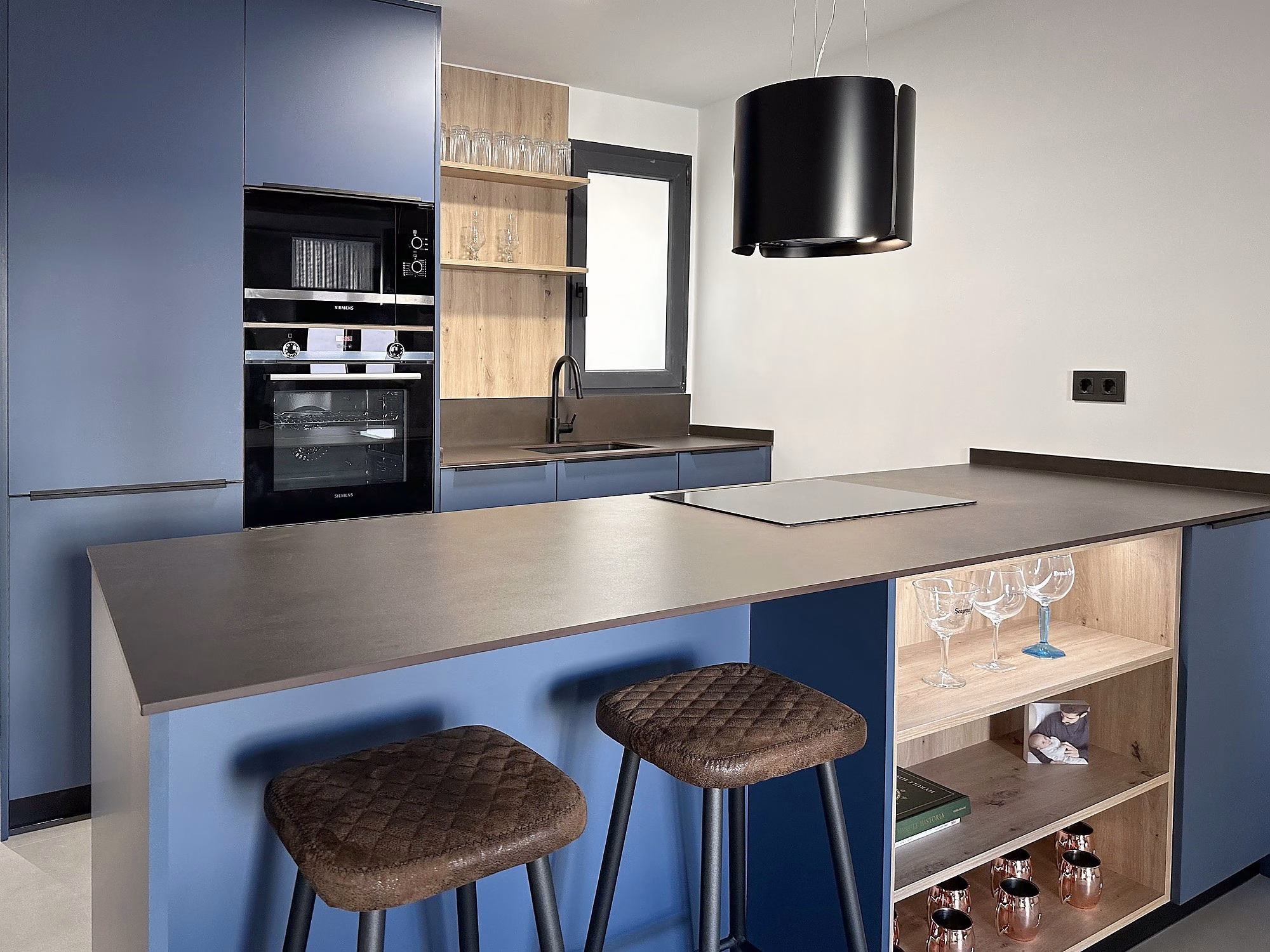 nca_interiores_-_cocina_azul_y_madera_4.-pim2-2000_q