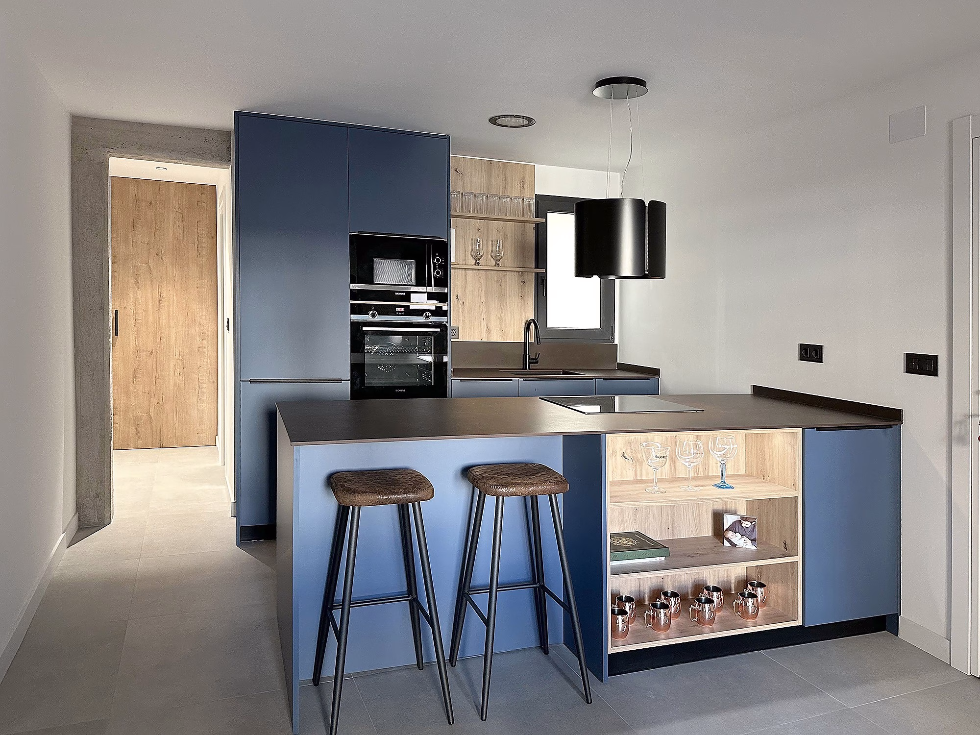 nca_interiores_-_cocina_azul_y_madera_5.-pim2-2000_q