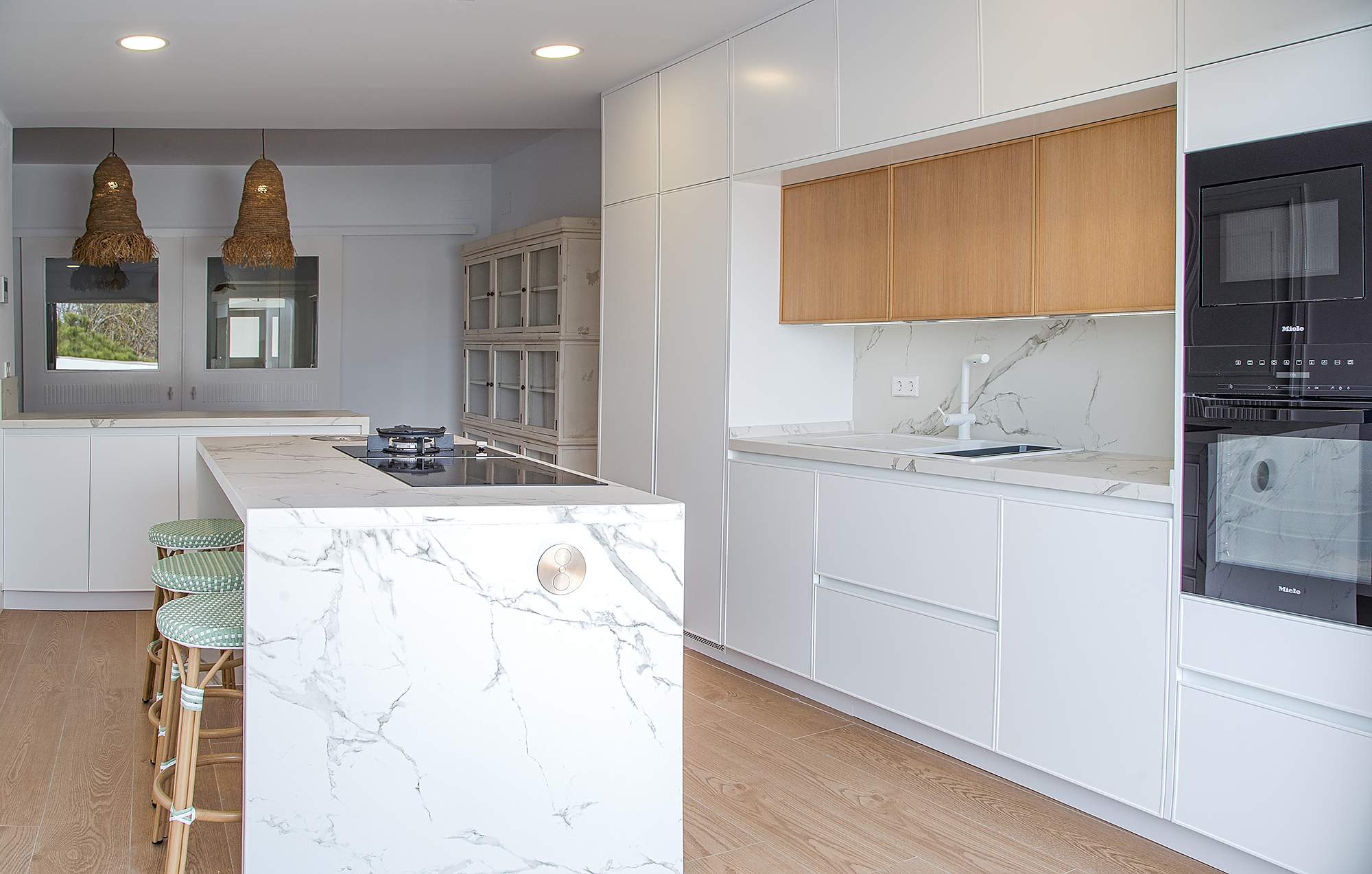 Mármol en cocinas blancas: apuesta ganadora