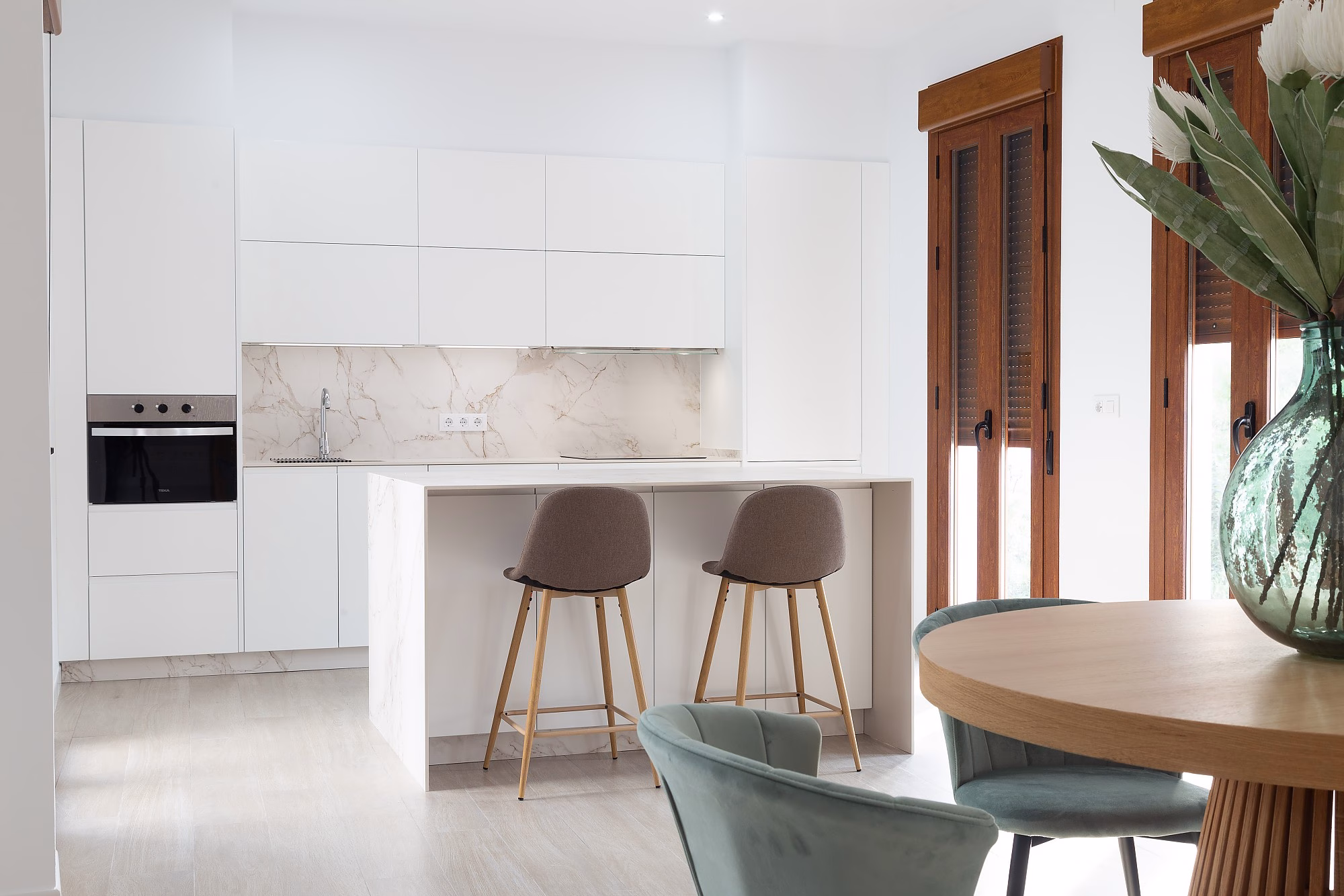 nivel_2_muebles_-_cocina_blanca_minimalista_6.-pim2-2000_q