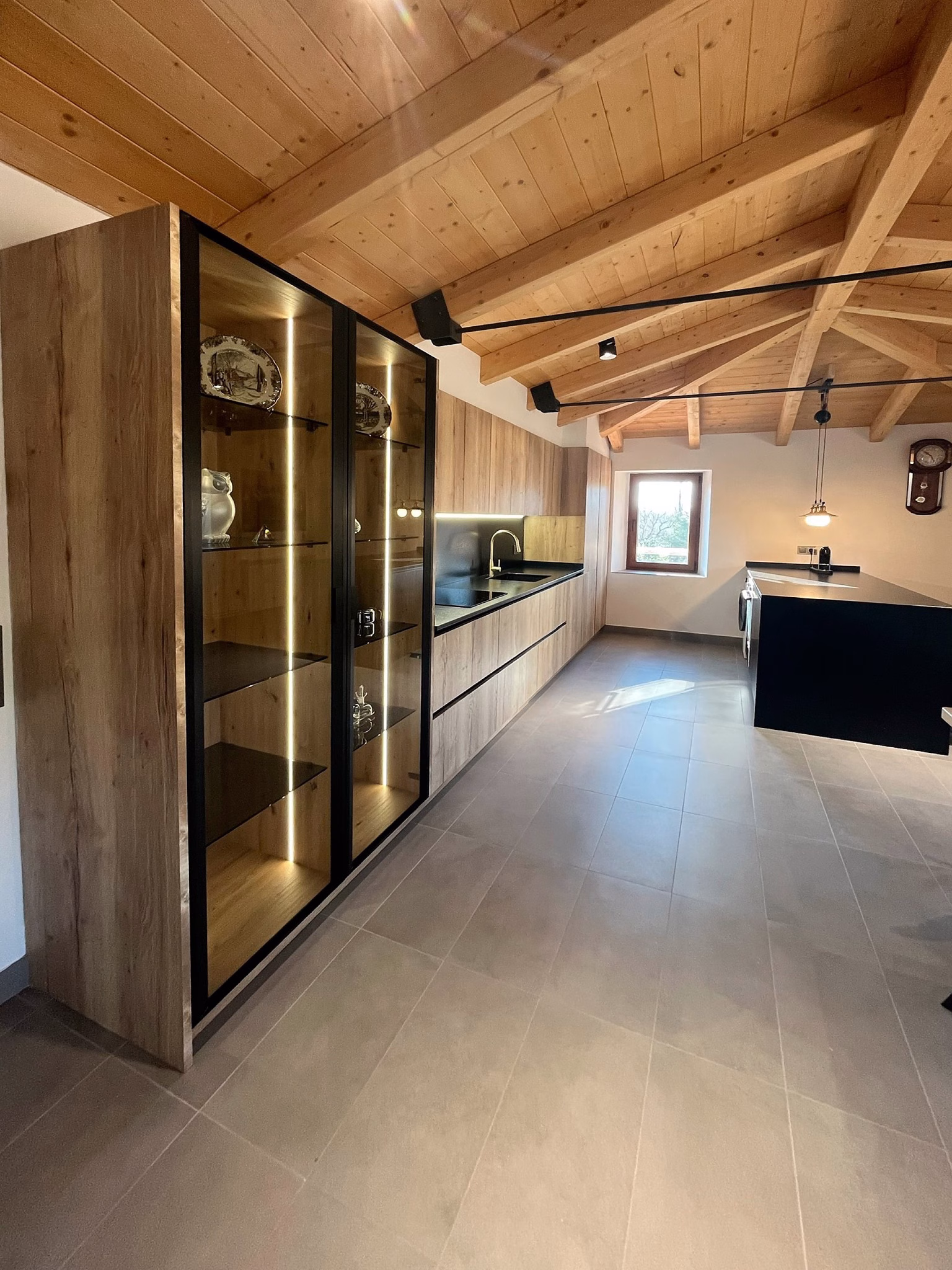 nm-cuines---cocina-madera-con-isla-y-vitrina-de-cristal-_1.-pim2-2000_q