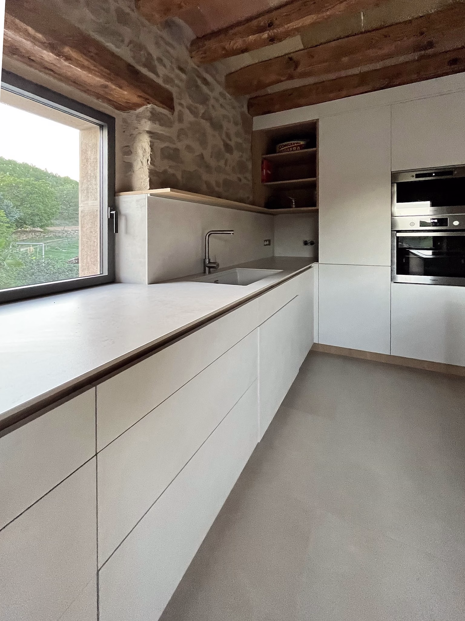 nm_cuines_-_cocina_blanca_en_espacio_rustico_10.-pim2-2000_q