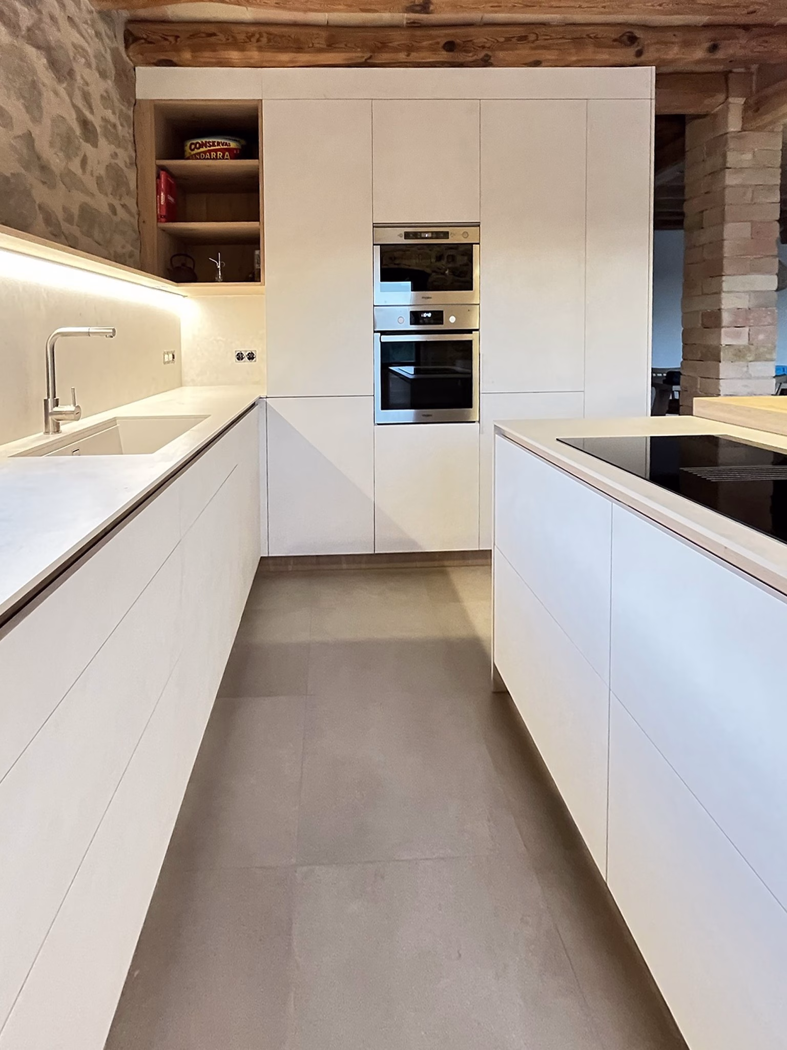 nm_cuines_-_cocina_blanca_en_espacio_rustico_8.-pim2-2000_q