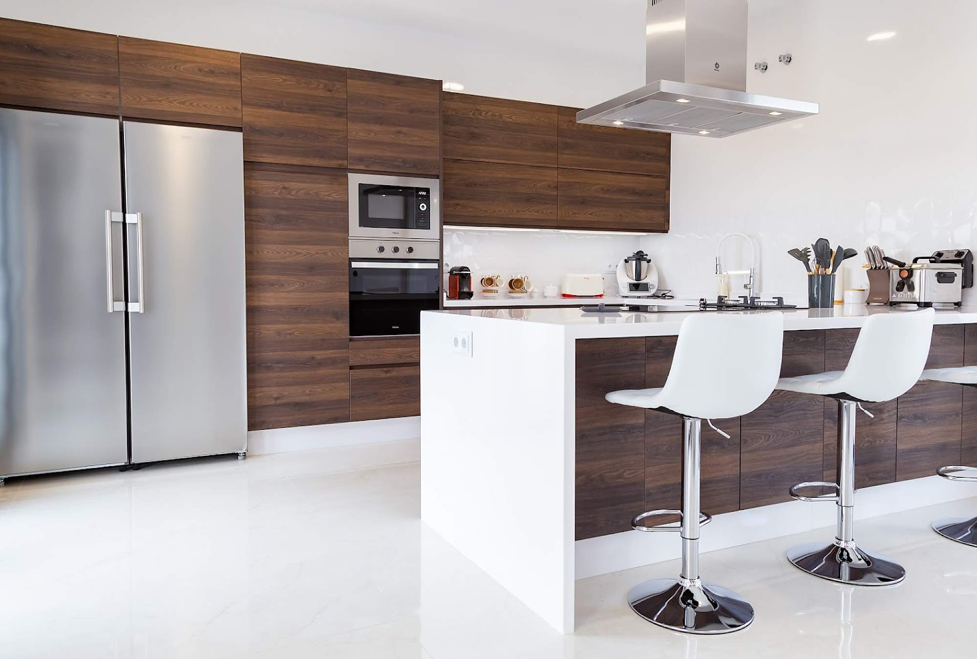 Cozinhas brancas minimalistas: a tendência que estará na moda em 2025