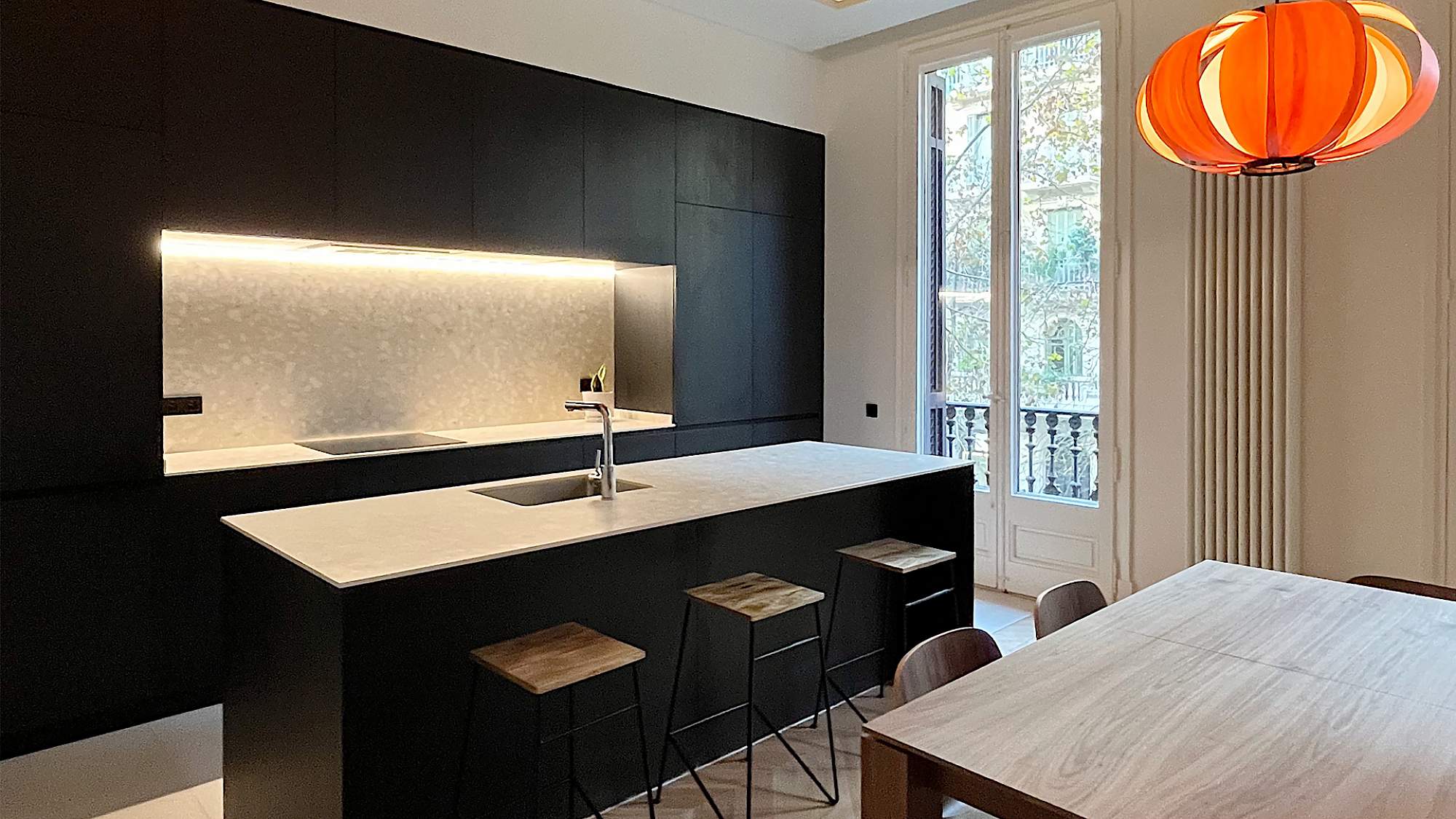 4 cocinas con distribución en paralelo que te van a enamorar