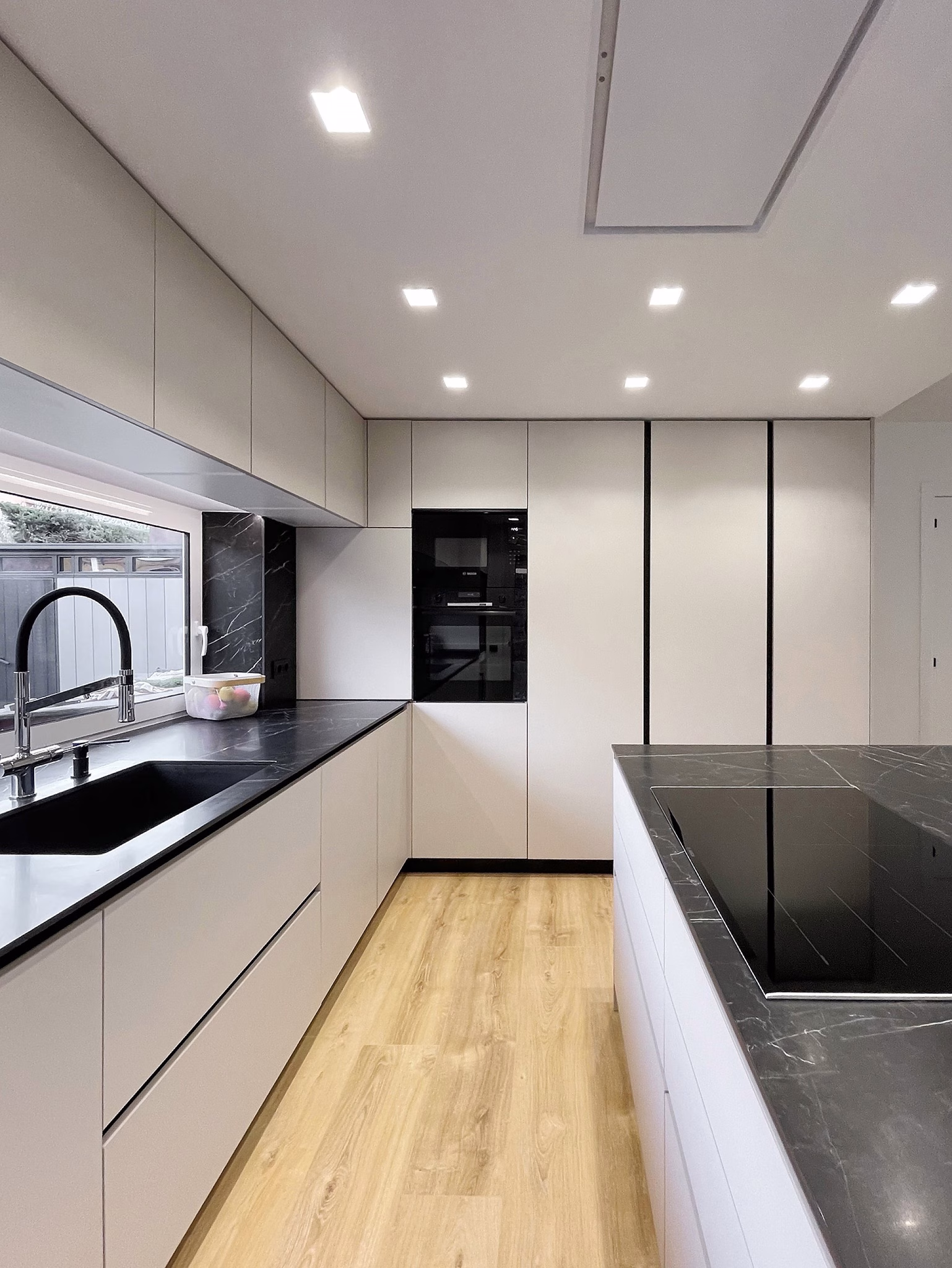 sistema-cuina---cocina-tono-topo--suelo-madera-y-encimera-negra-efecto-marmol-_3.-pim2-2000_q