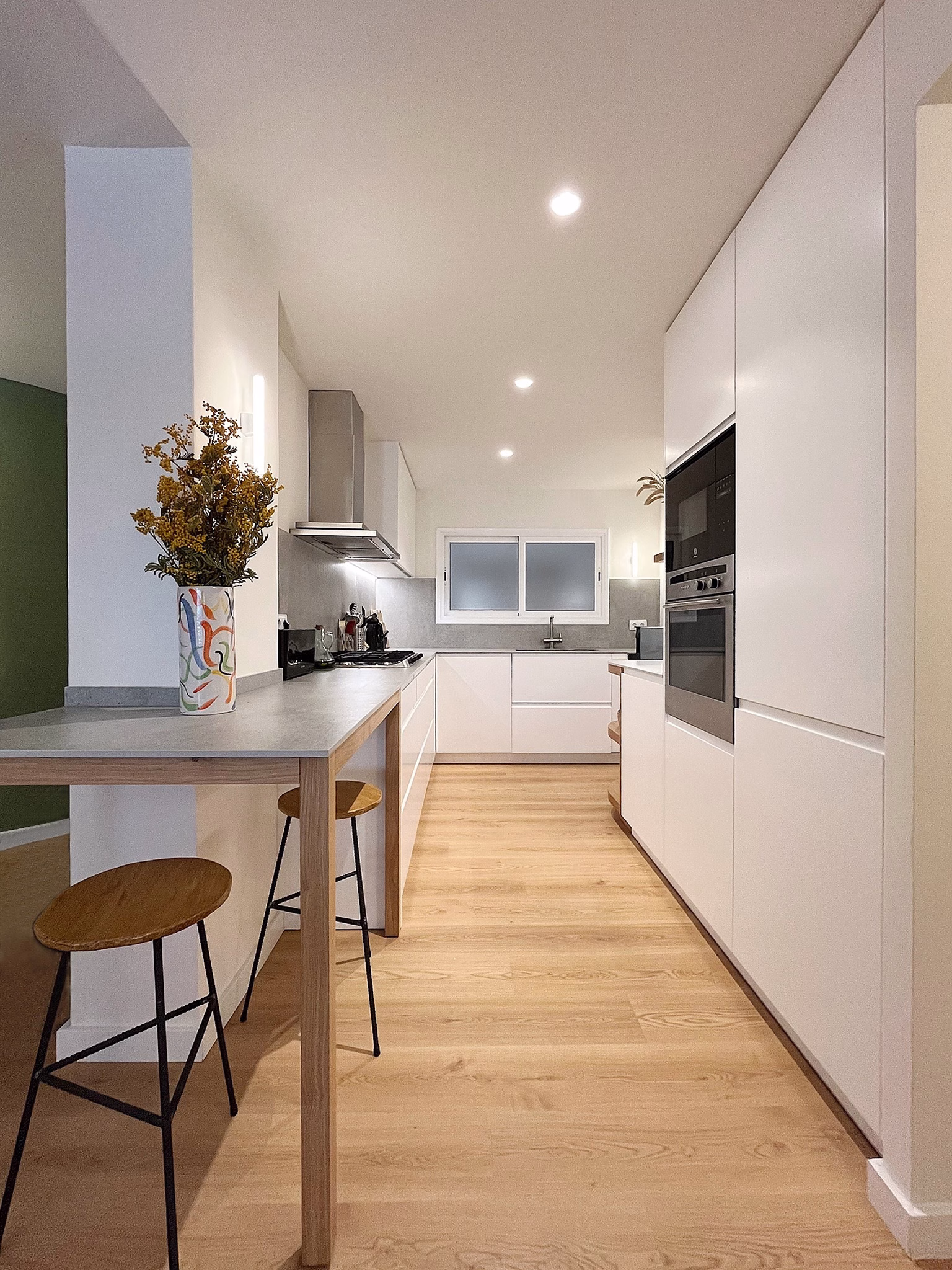 sistema_cuina_-_cocina_blanca_con_etalles_en_madera_de_roble_y_porcelanico_gris_23.-pim2-2000_q