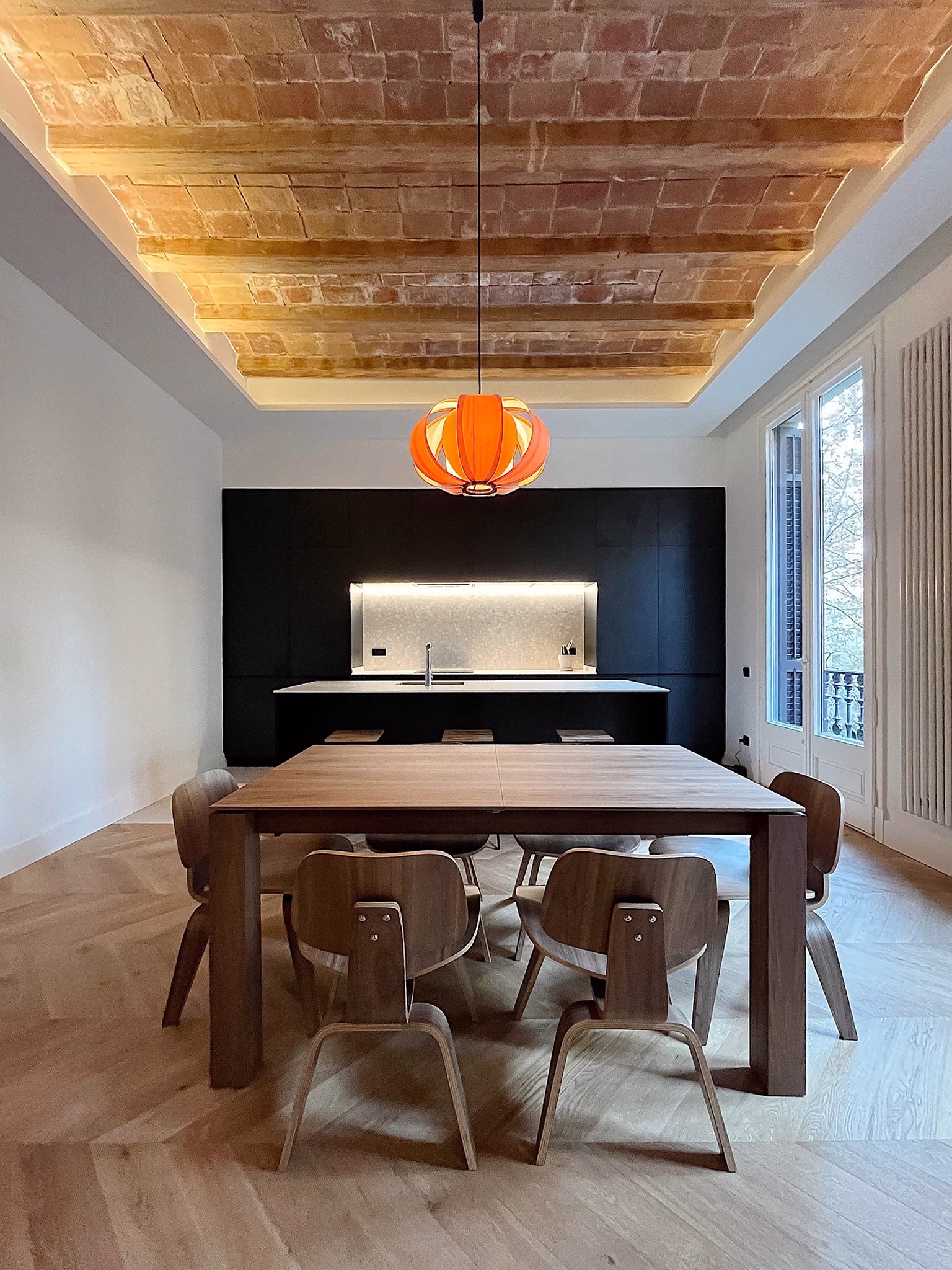 sistema_cuina_-_cocina_negra_minimalista_con_encimera_en_piedra_1.-pim2-2000_q