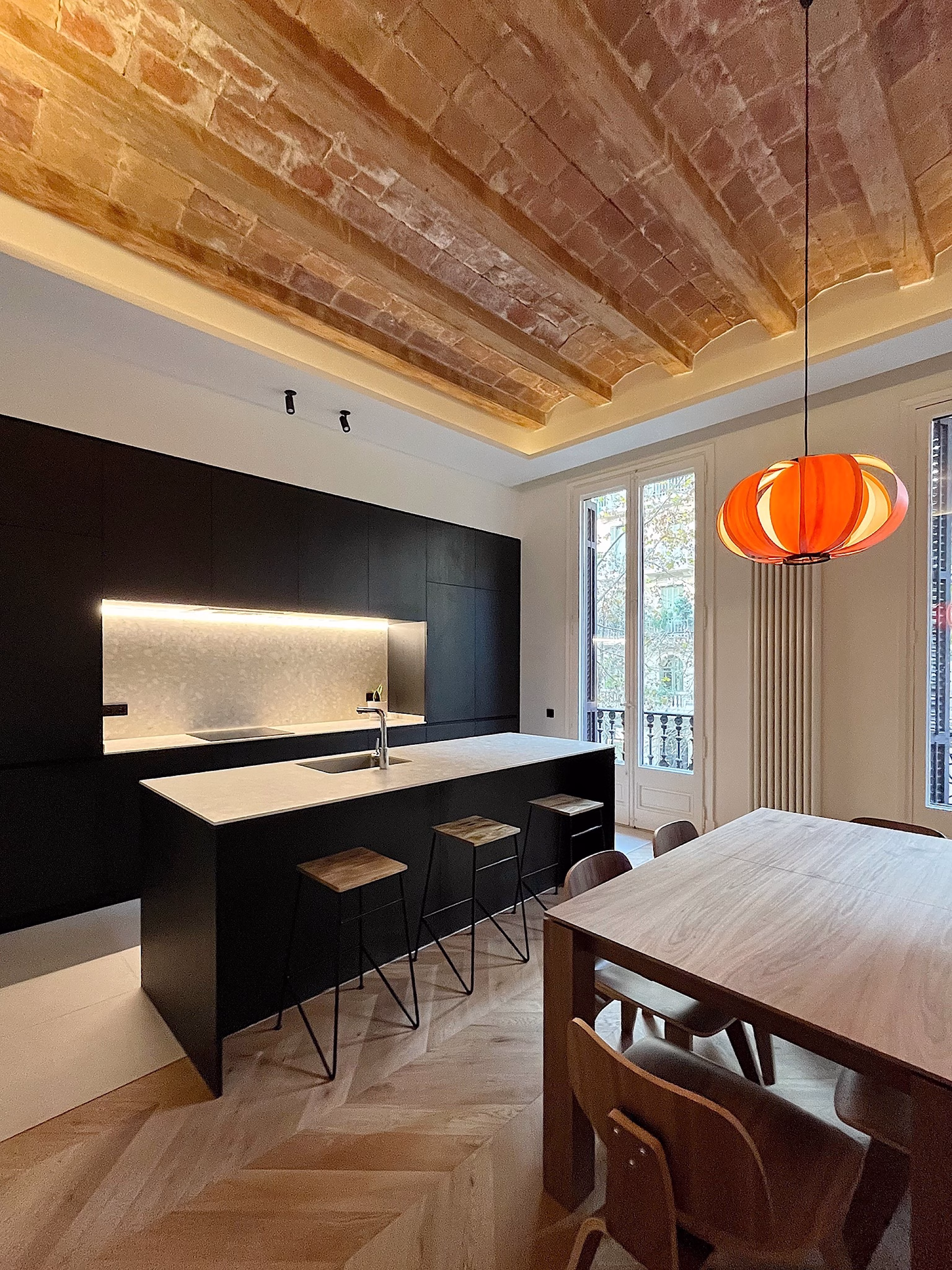 sistema_cuina_-_cocina_negra_minimalista_con_encimera_en_piedra_2.-pim2-2000_q