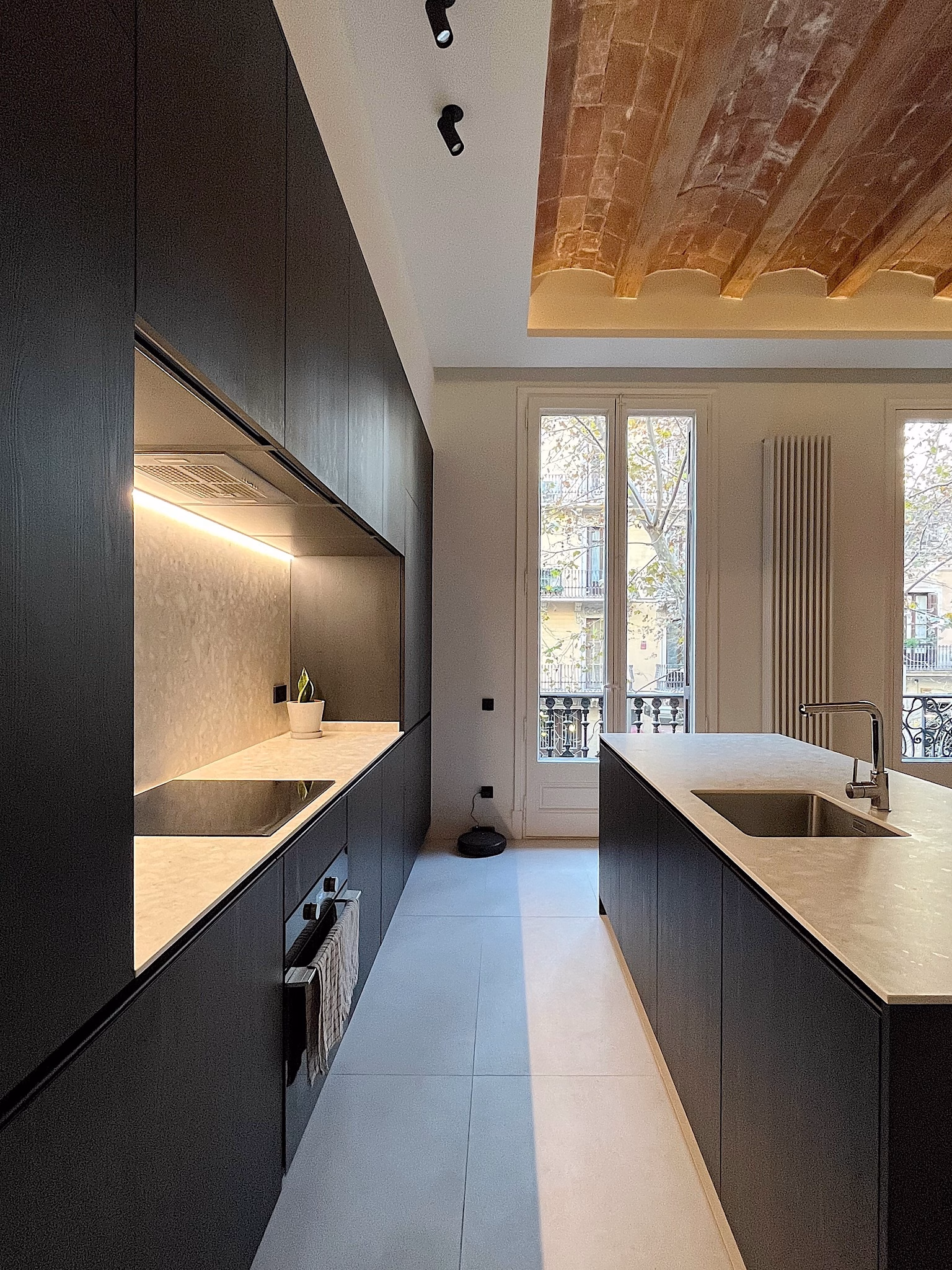 sistema_cuina_-_cocina_negra_minimalista_con_encimera_en_piedra_4.-pim2-2000_q