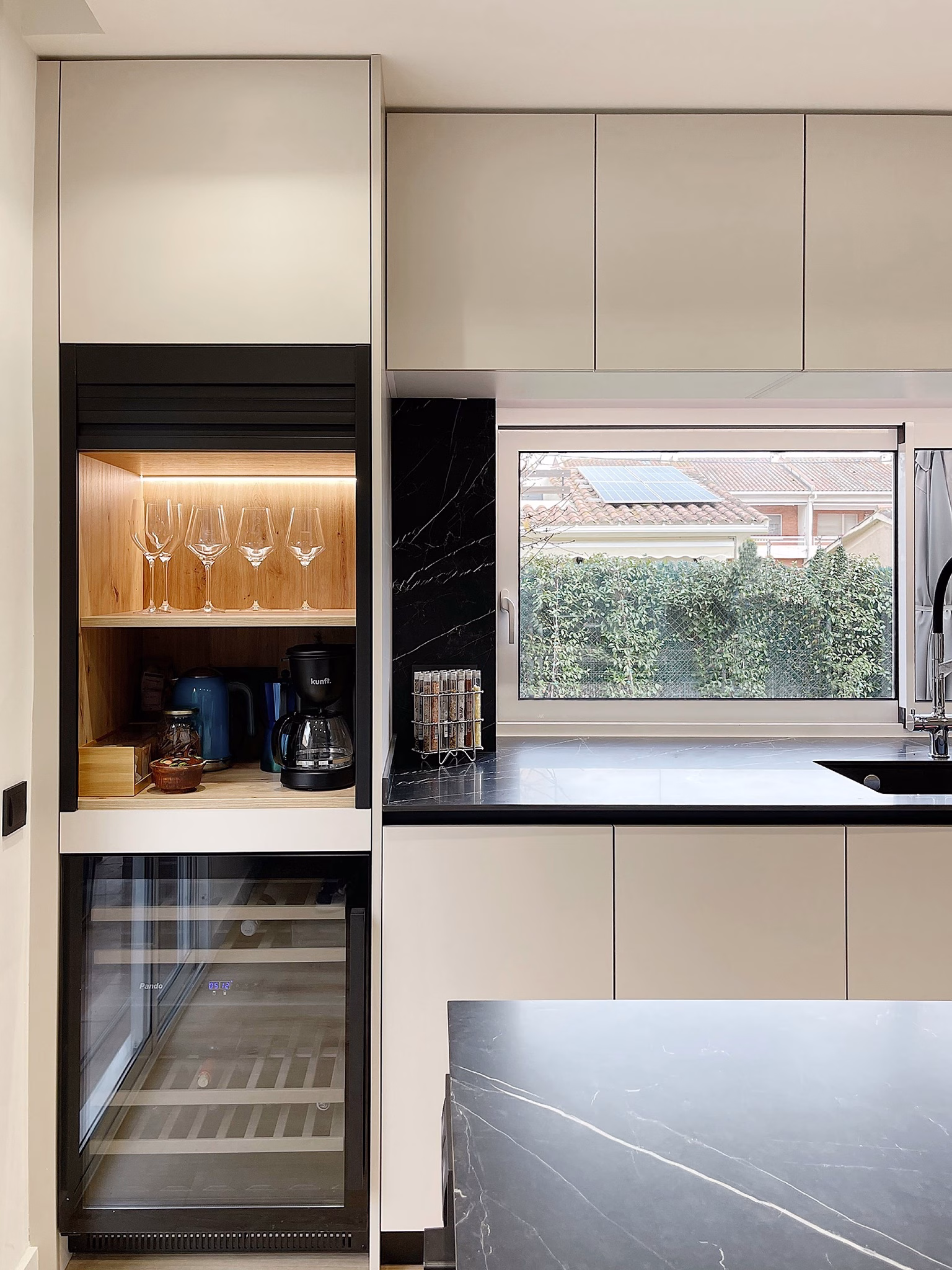 sistema_cuina_-_cocina_tono_topo-_suelo_madera_y_encimera_negra_efecto_marmol_6.-pim2-2000_q