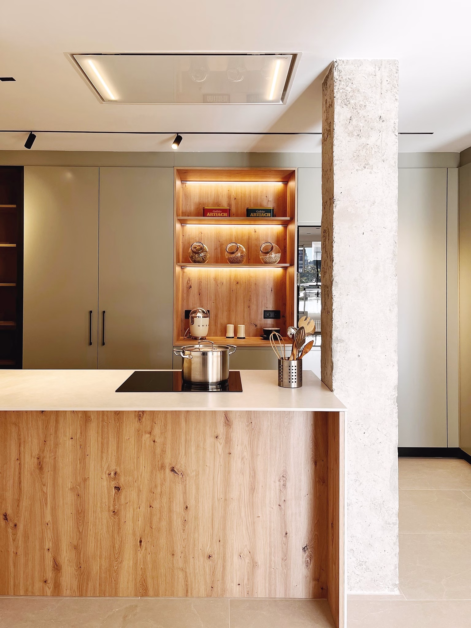 sistema_cuina_cocina_verde_y_madera_con_isla_proyecto_burdeos_1.-pim2-2000_q